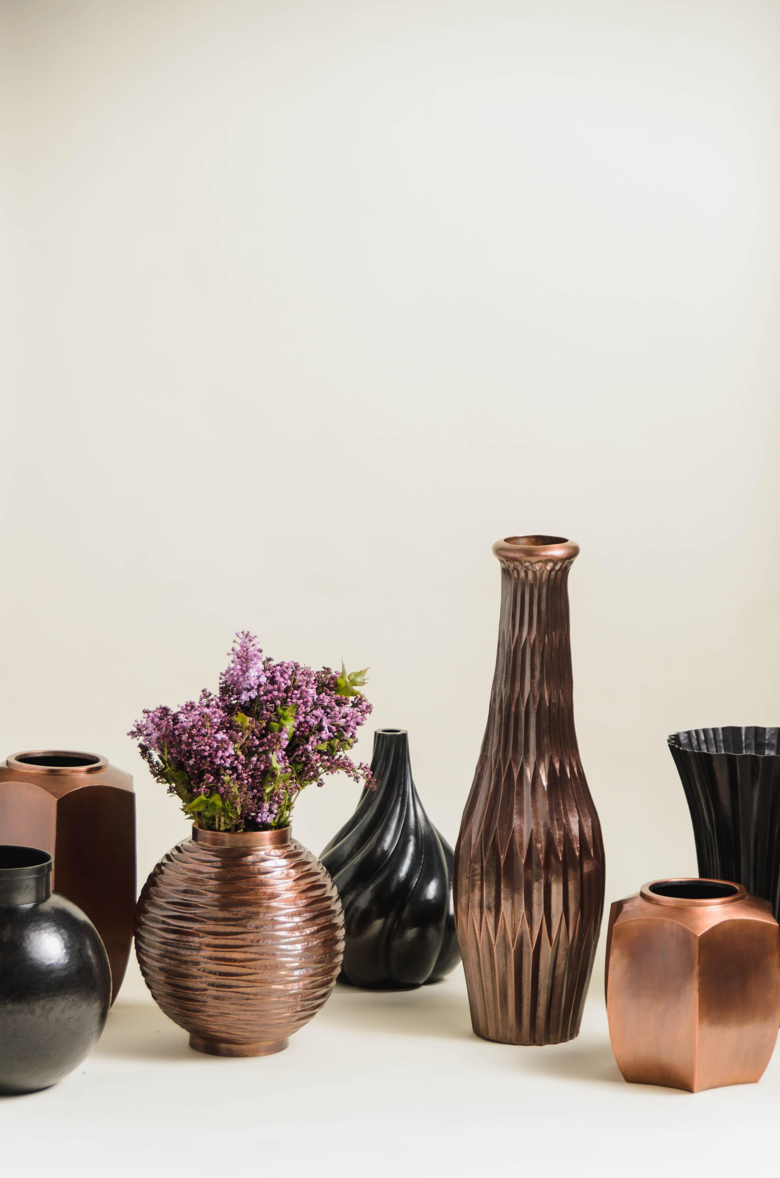 Vasetto Ju Wen contemporaneo in rame antico Repousse di Robert Kuo In condizioni Nuovo in vendita a Los Angeles, CA