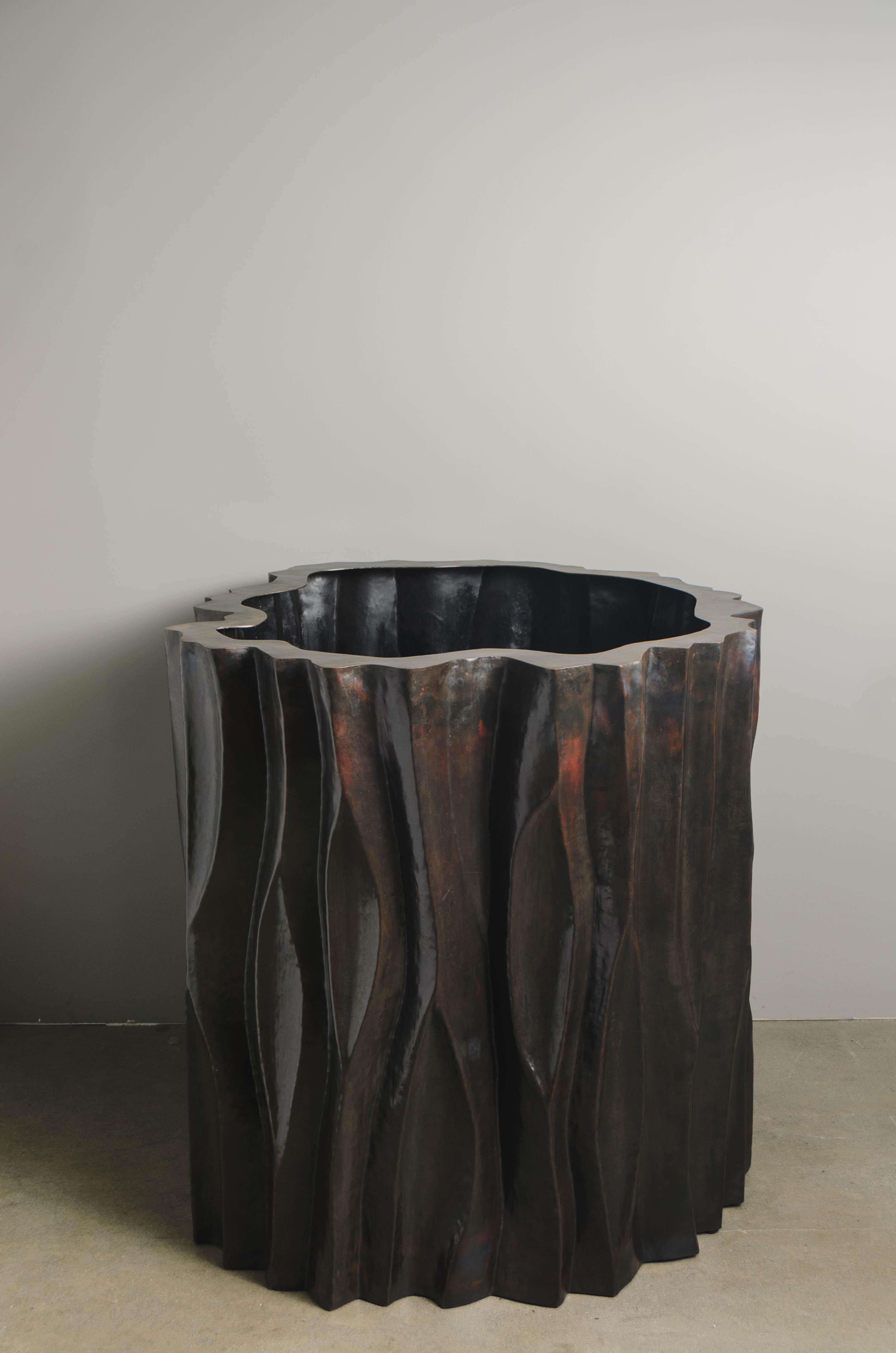 Großer Baumstamm-Topf aus dunklem Antik-Kupfer von Robert Kuo in Repoussé im Angebot 6