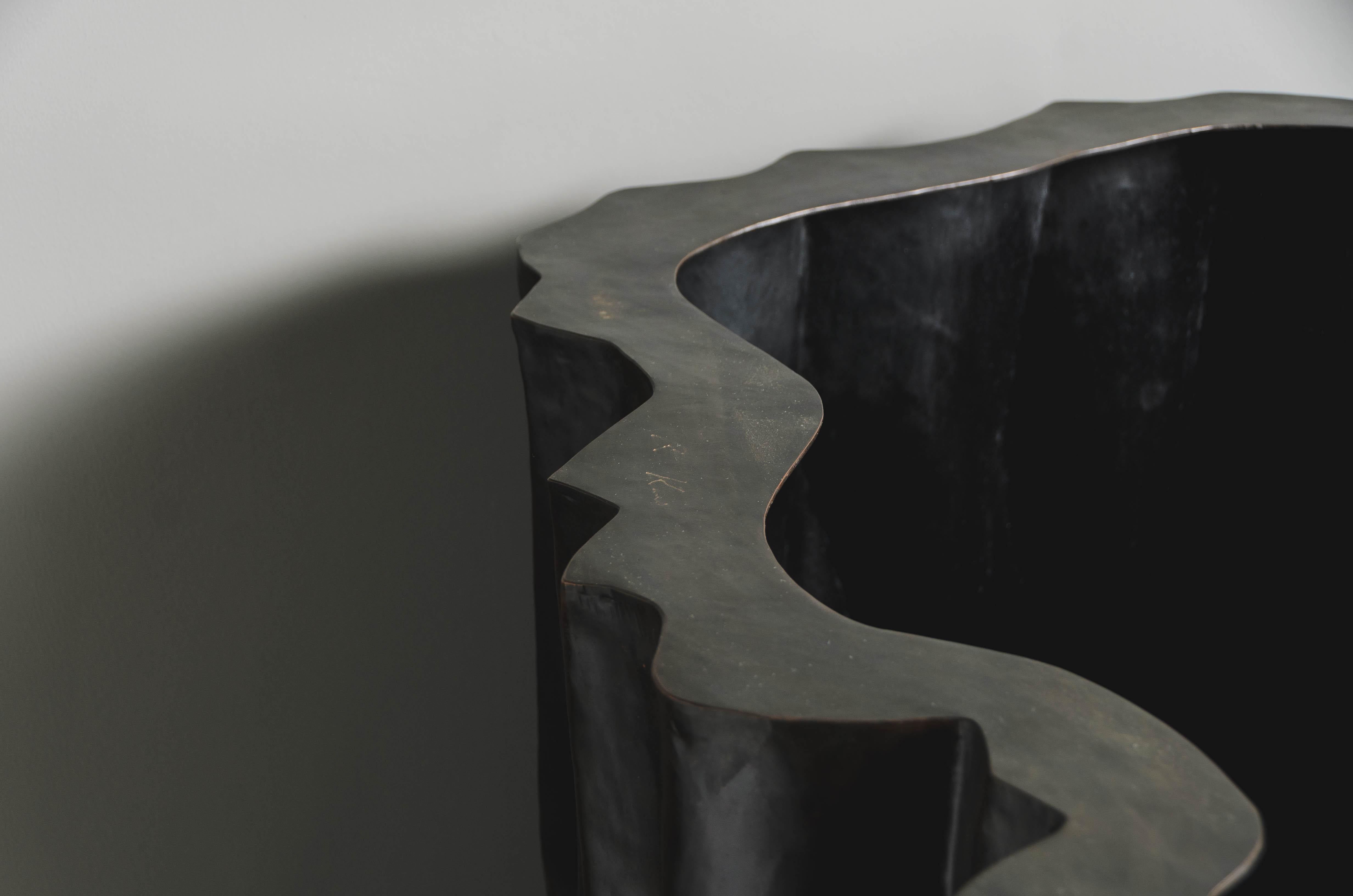 Großer Baumstamm-Topf aus dunklem Antik-Kupfer von Robert Kuo in Repoussé im Zustand „Neu“ im Angebot in Los Angeles, CA