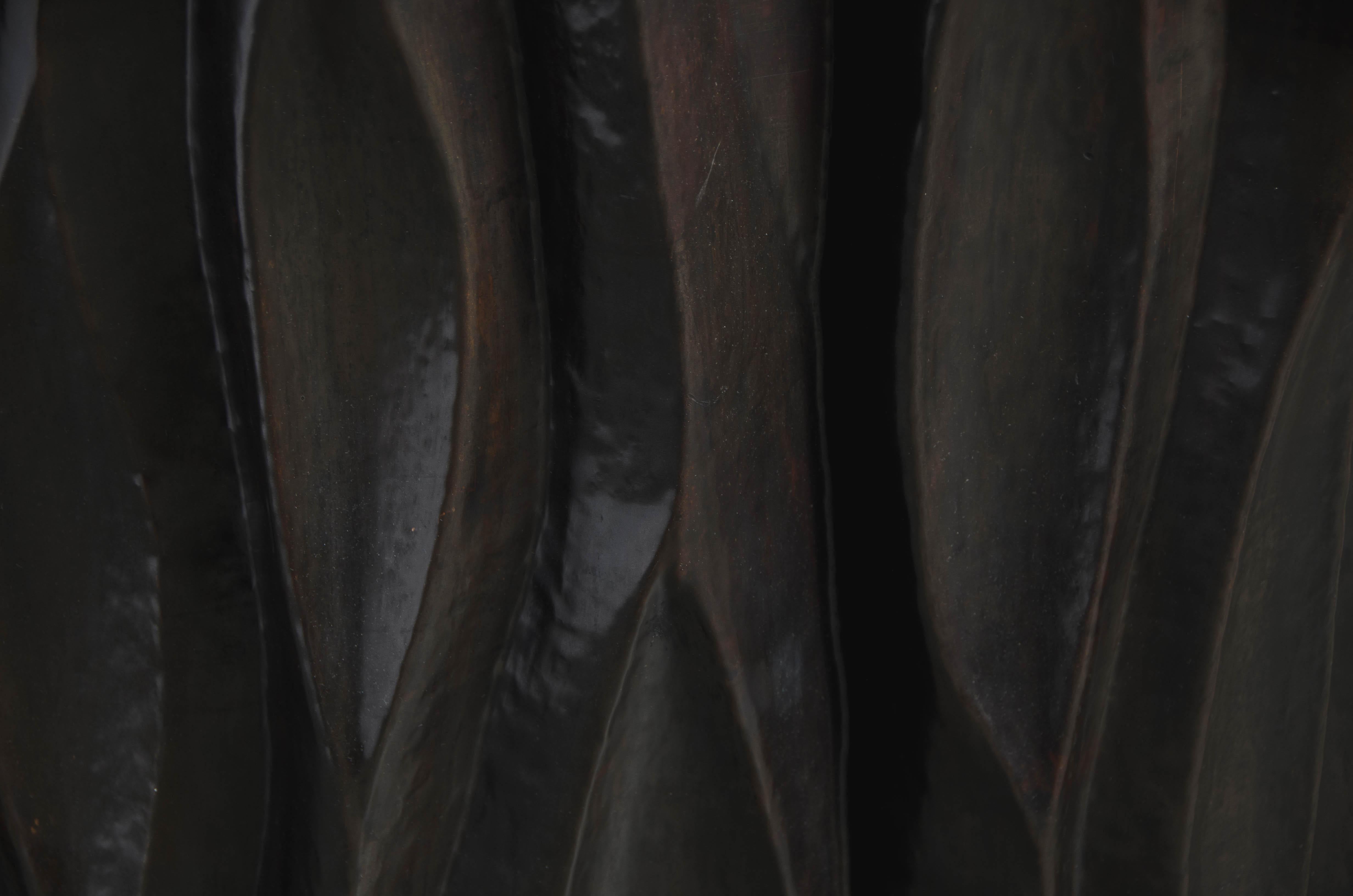 Großer Baumstamm-Topf aus dunklem Antik-Kupfer von Robert Kuo in Repoussé im Angebot 1