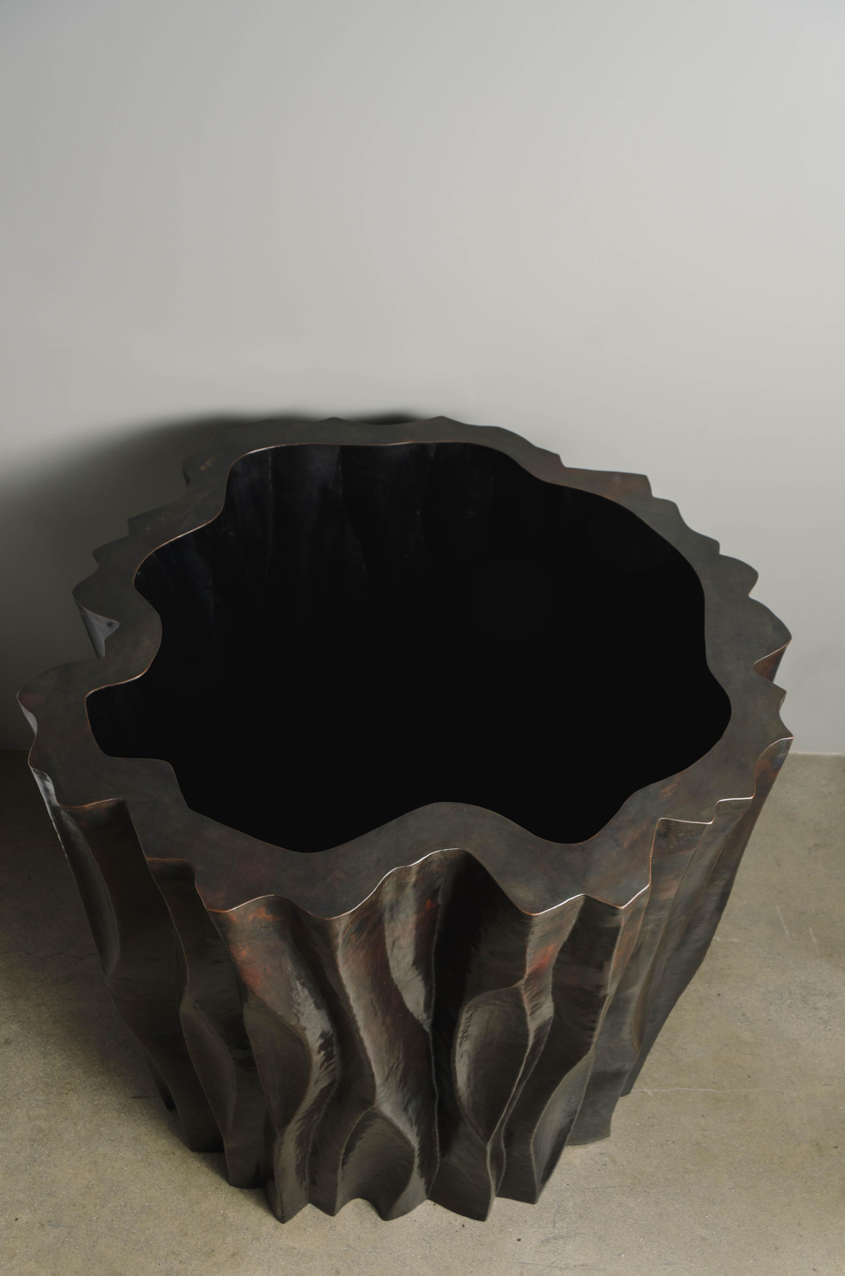 Großer Baumstamm-Topf aus dunklem Antik-Kupfer von Robert Kuo in Repoussé im Angebot 3