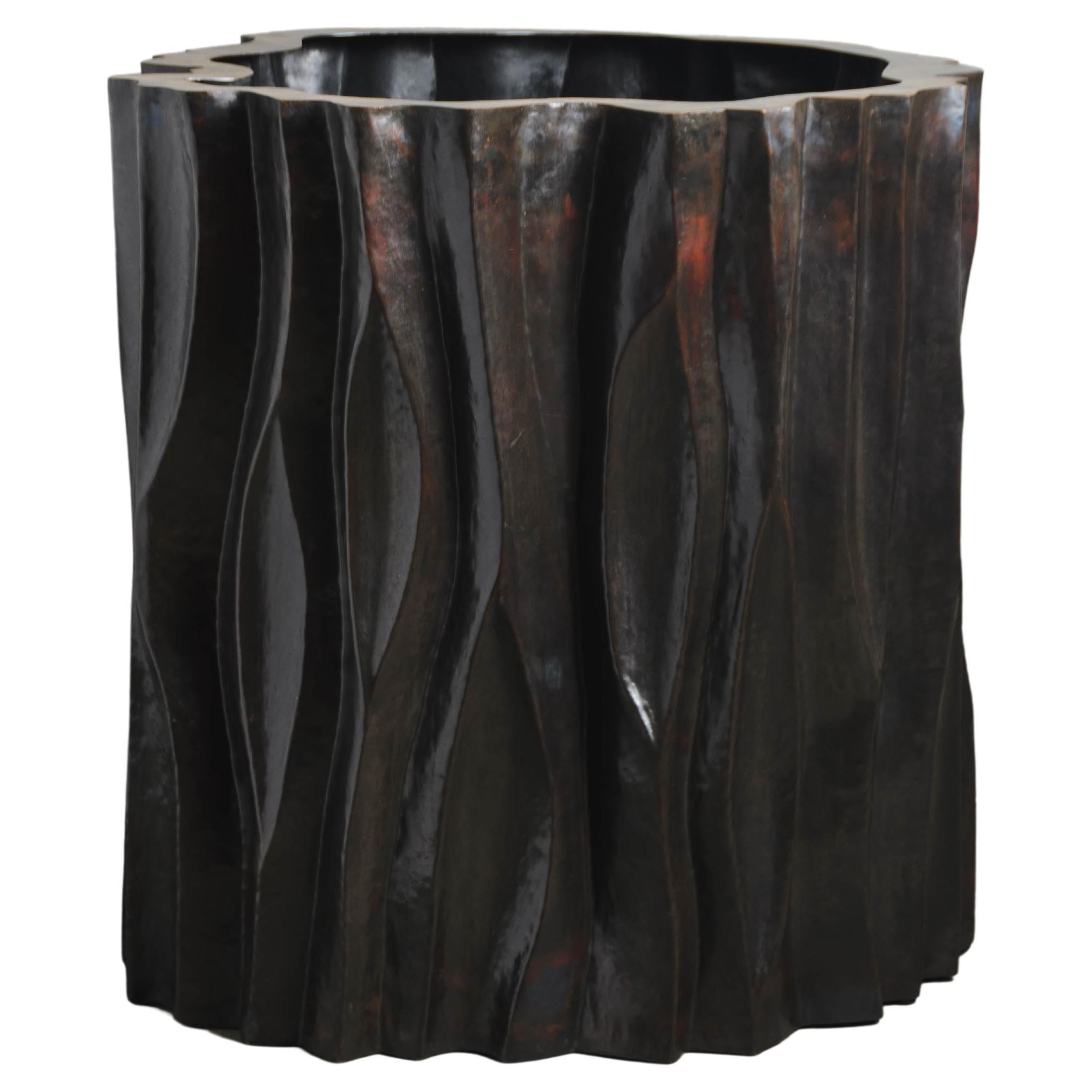 Großer Baumstamm-Topf aus dunklem Antik-Kupfer von Robert Kuo in Repoussé im Angebot
