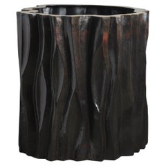 Großer Baumstamm-Topf aus dunklem Antik-Kupfer von Robert Kuo in Repoussé