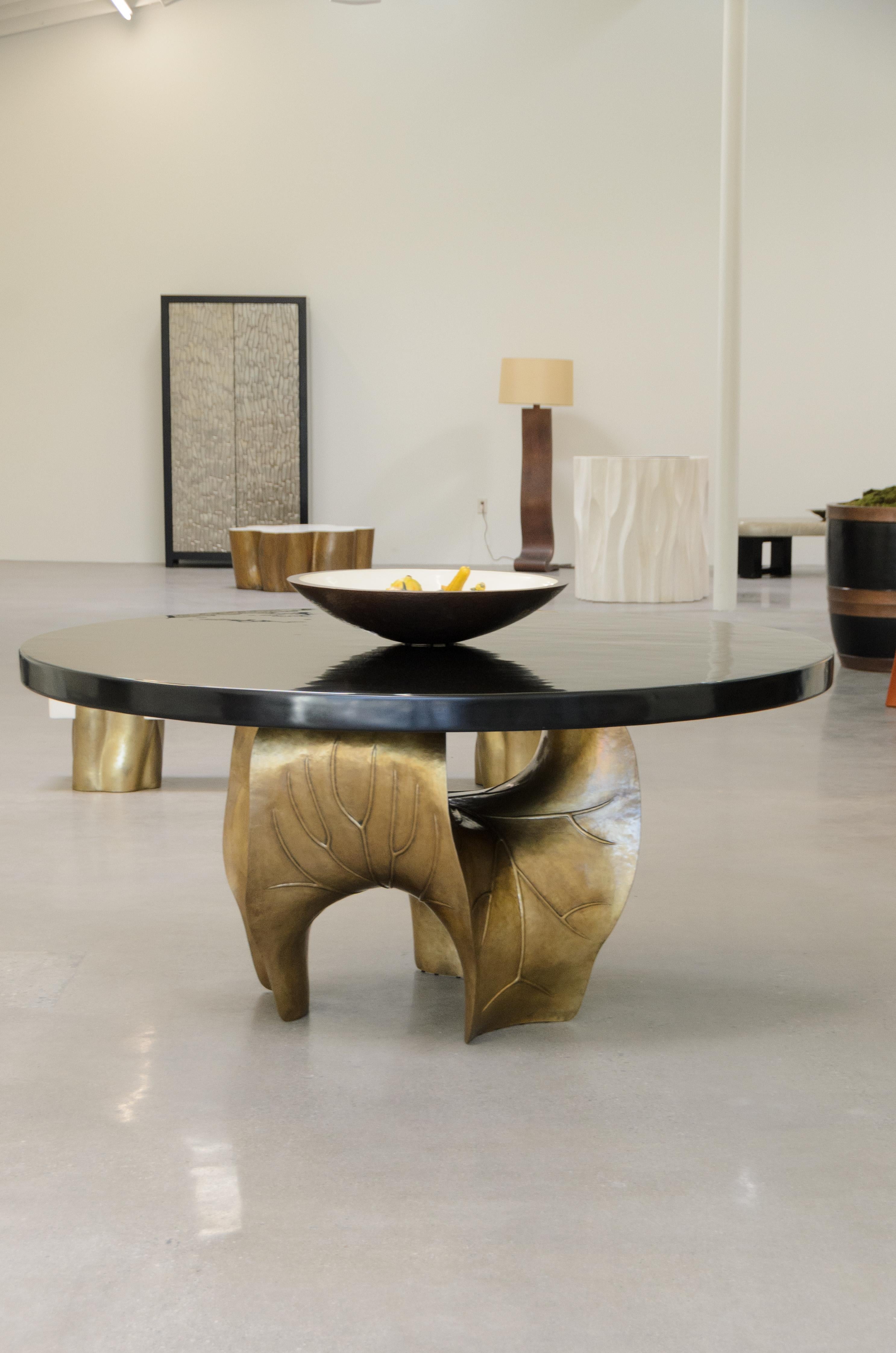 Moderne Base de table contemporaine en laiton repoussé en forme de feuille de lotus par Robert Kuo en vente