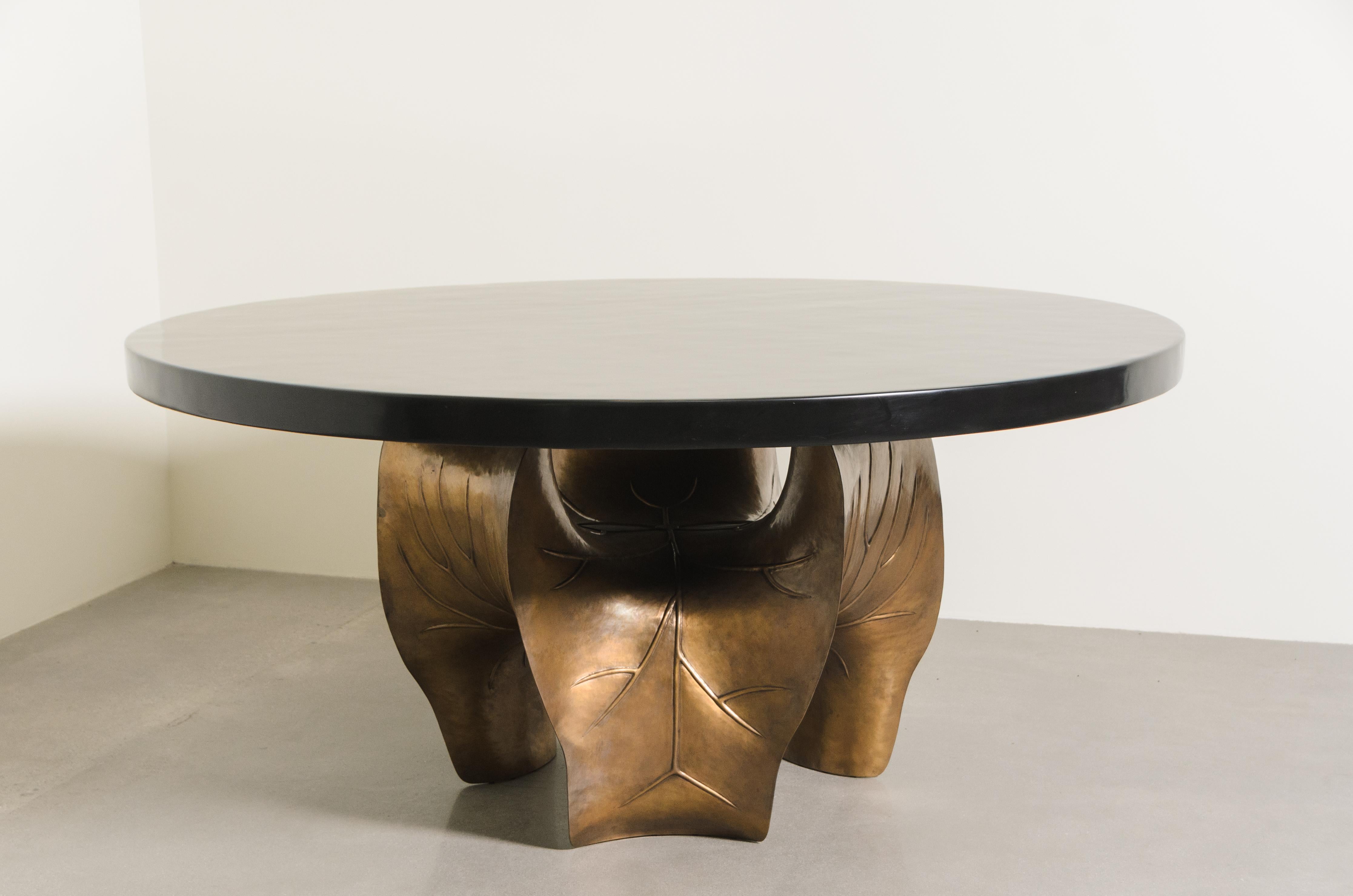 XXIe siècle et contemporain Base de table contemporaine en laiton repoussé en forme de feuille de lotus par Robert Kuo en vente