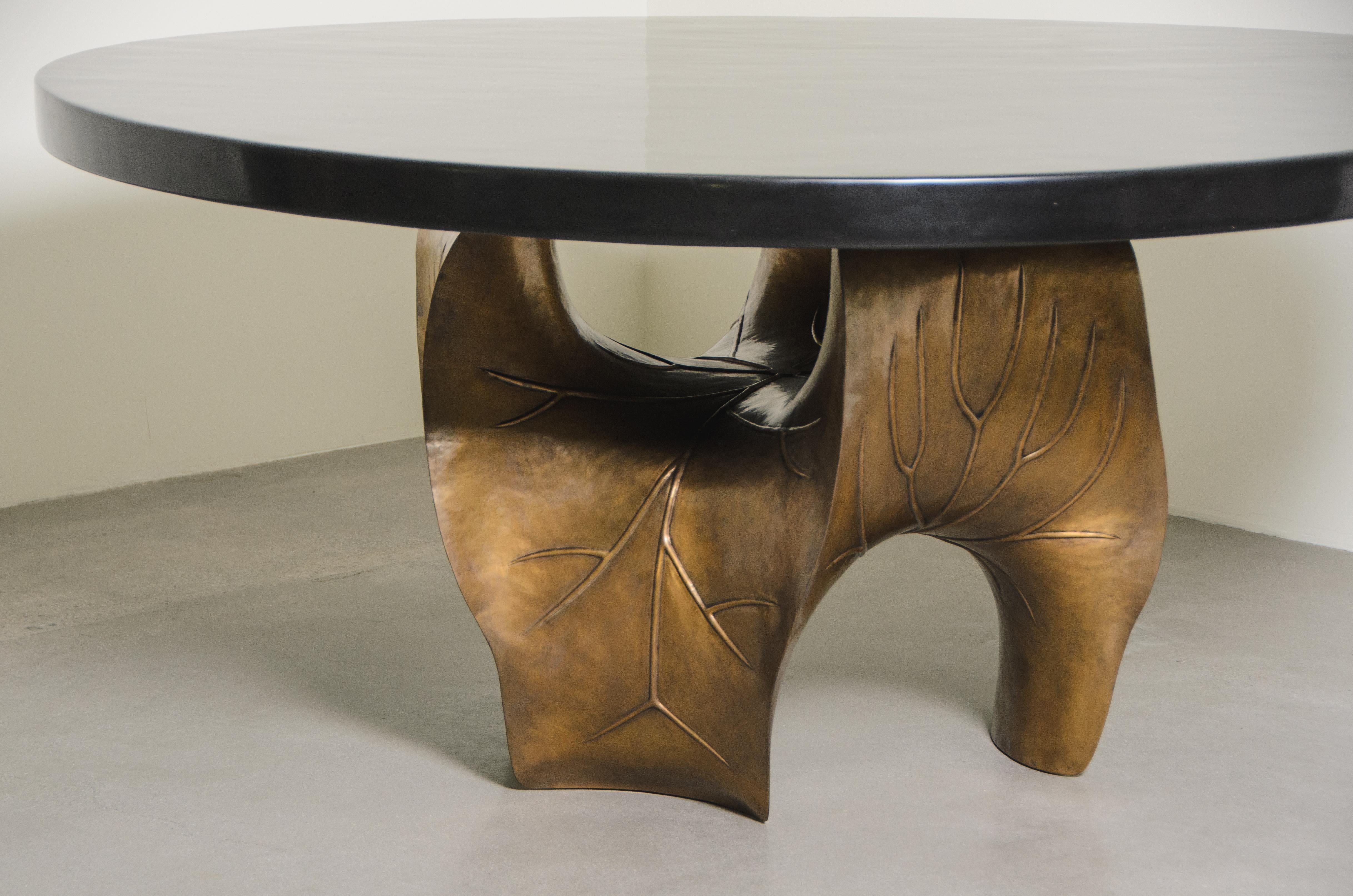 Laiton Base de table contemporaine en laiton repoussé en forme de feuille de lotus par Robert Kuo en vente