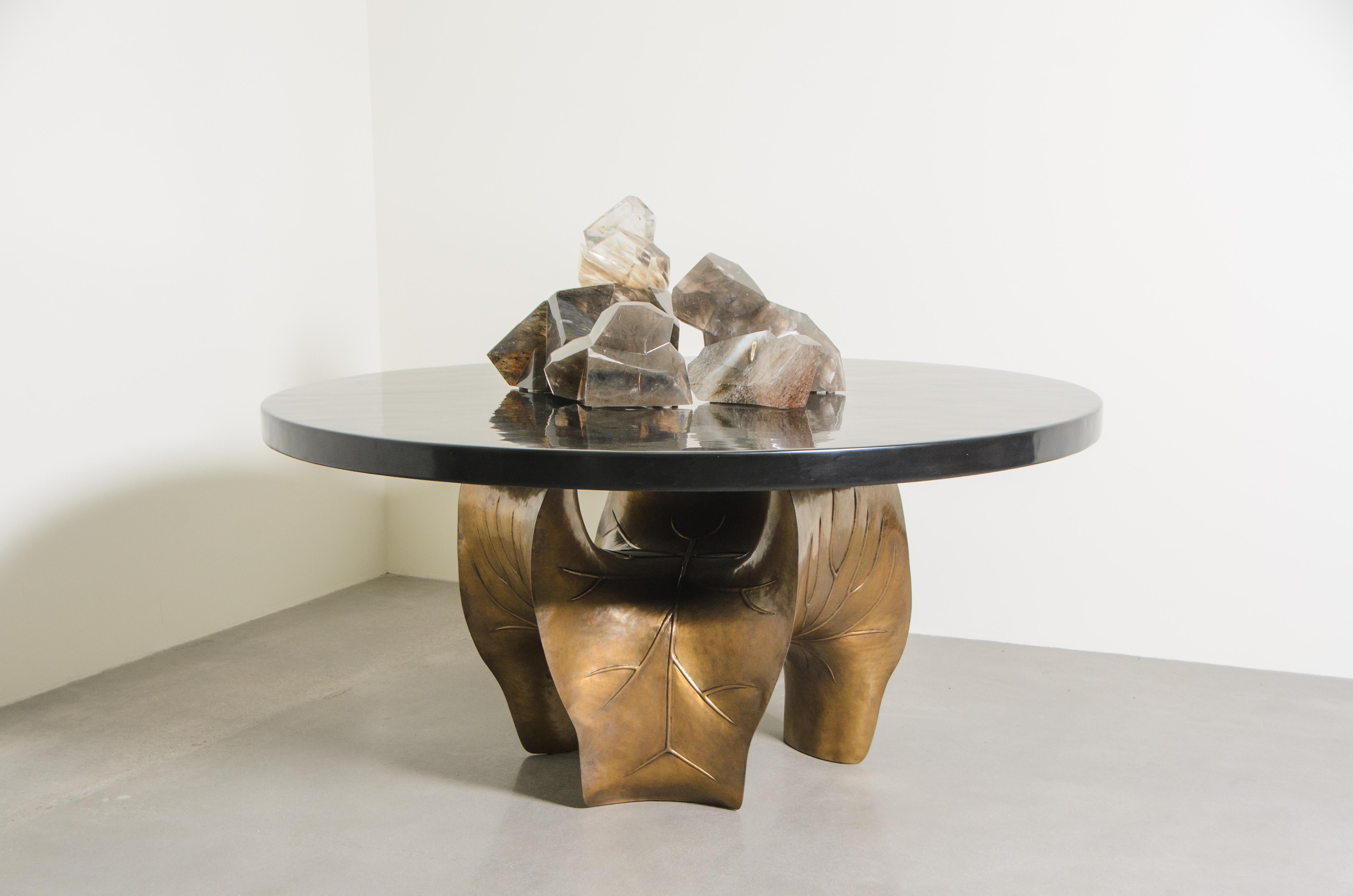 Base de table contemporaine en laiton repoussé en forme de feuille de lotus par Robert Kuo en vente 1