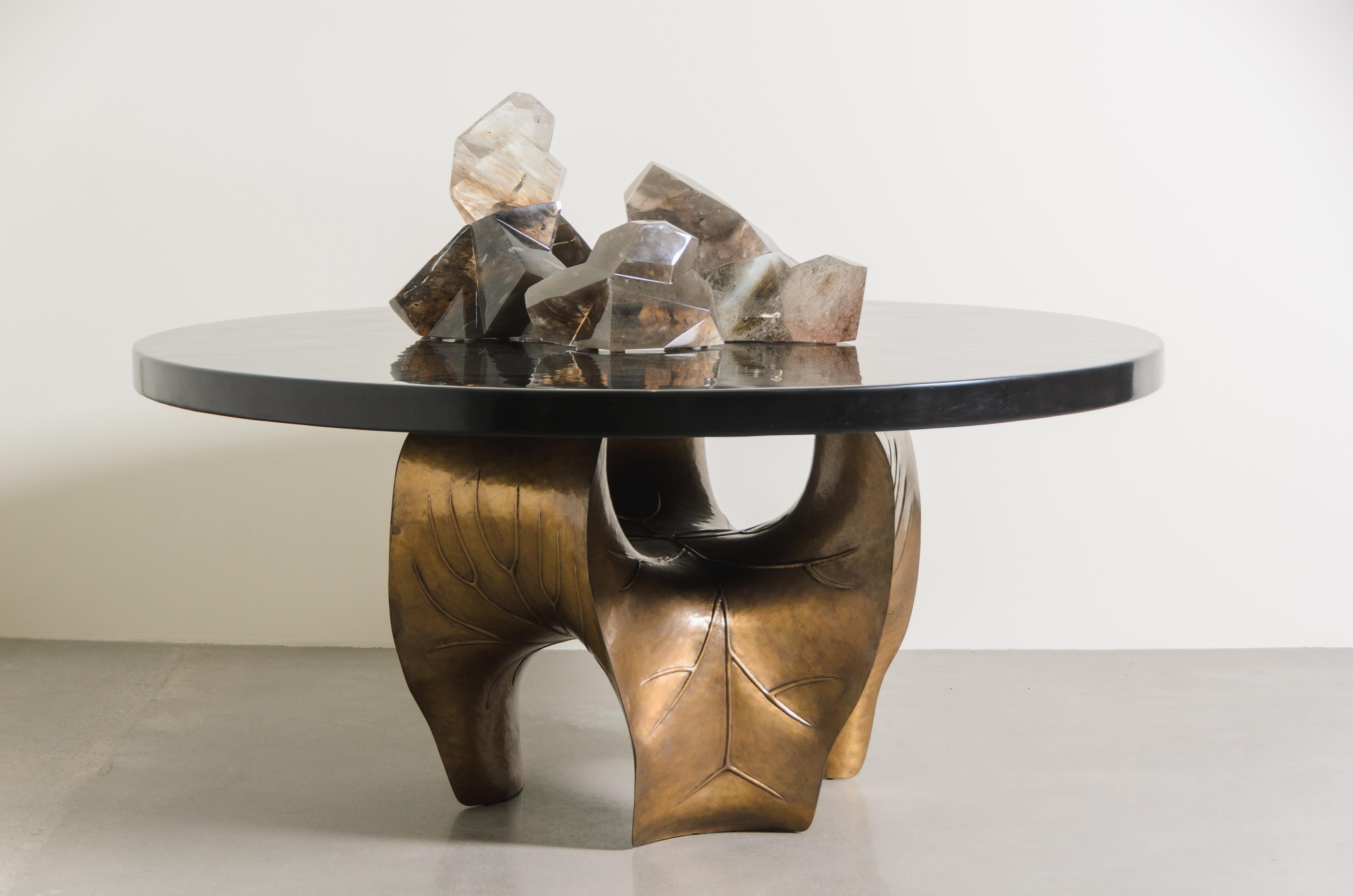 Base de table contemporaine en laiton repoussé en forme de feuille de lotus par Robert Kuo en vente 2