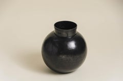 Vasetto rotondo contemporaneo Repoussé in rame nero di Robert Kuo