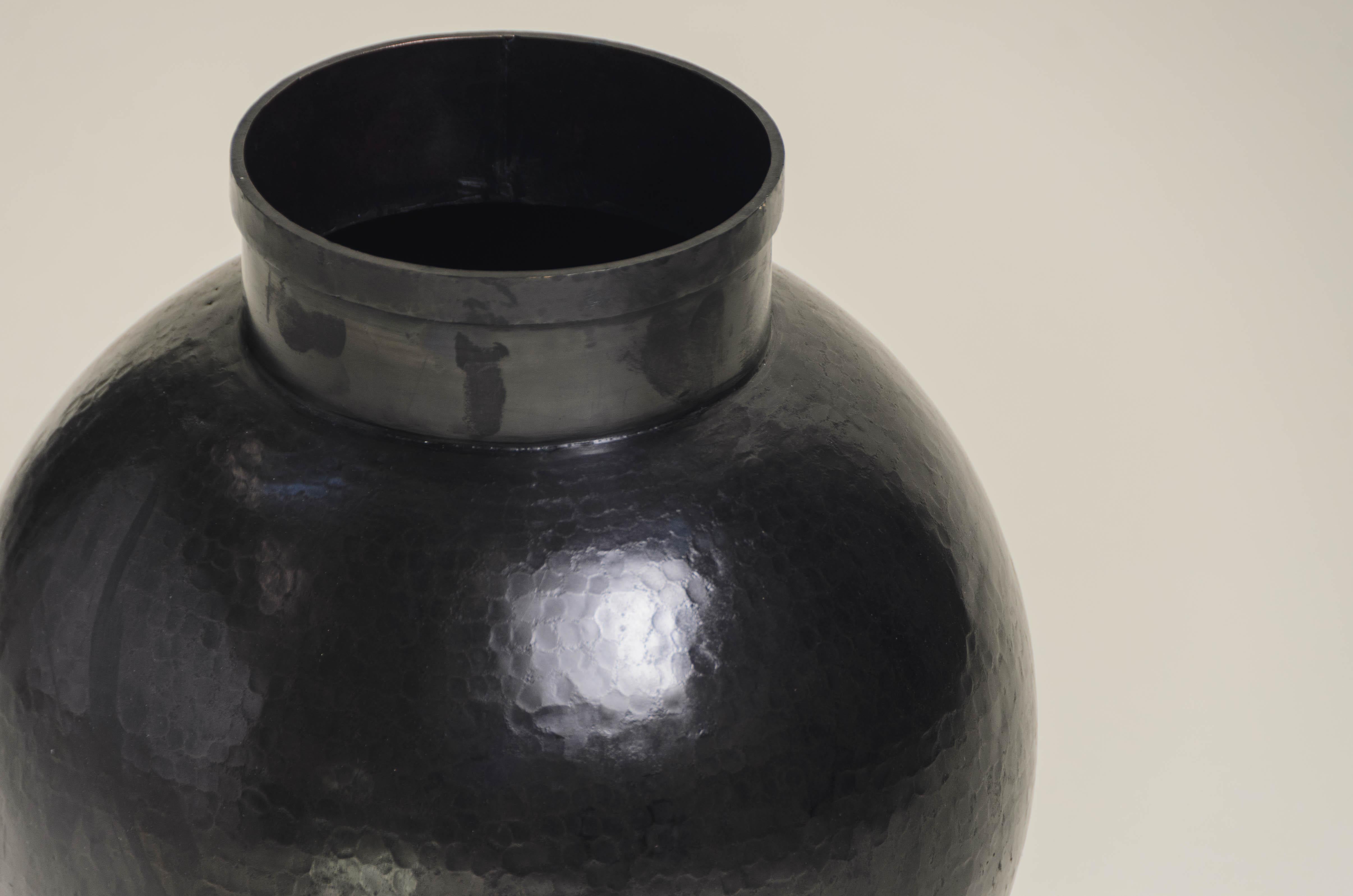 Minimaliste Jarre ronde contemporaine en cuivre noir repoussé par Robert Kuo en vente
