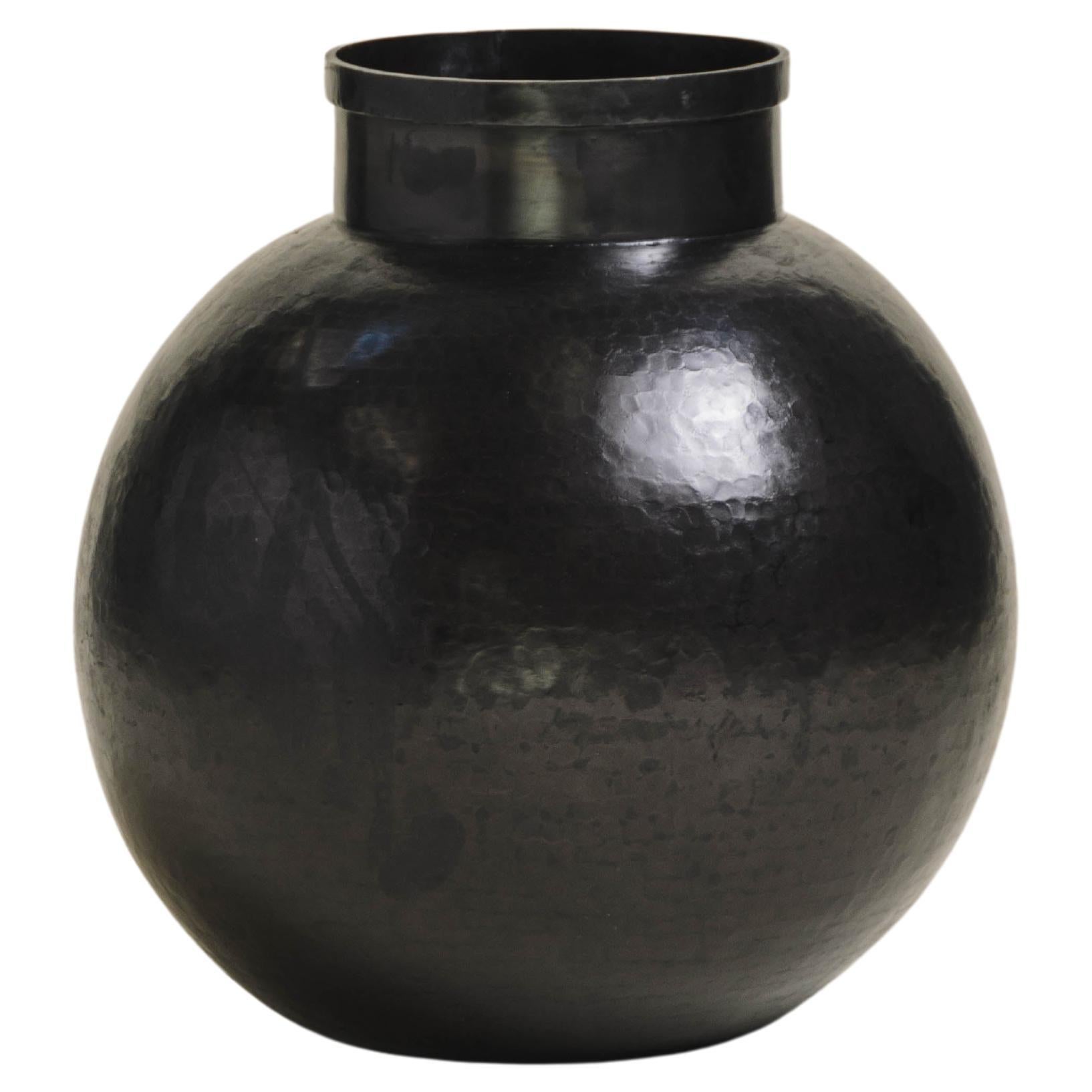 Jarre ronde contemporaine en cuivre noir repoussé par Robert Kuo en vente