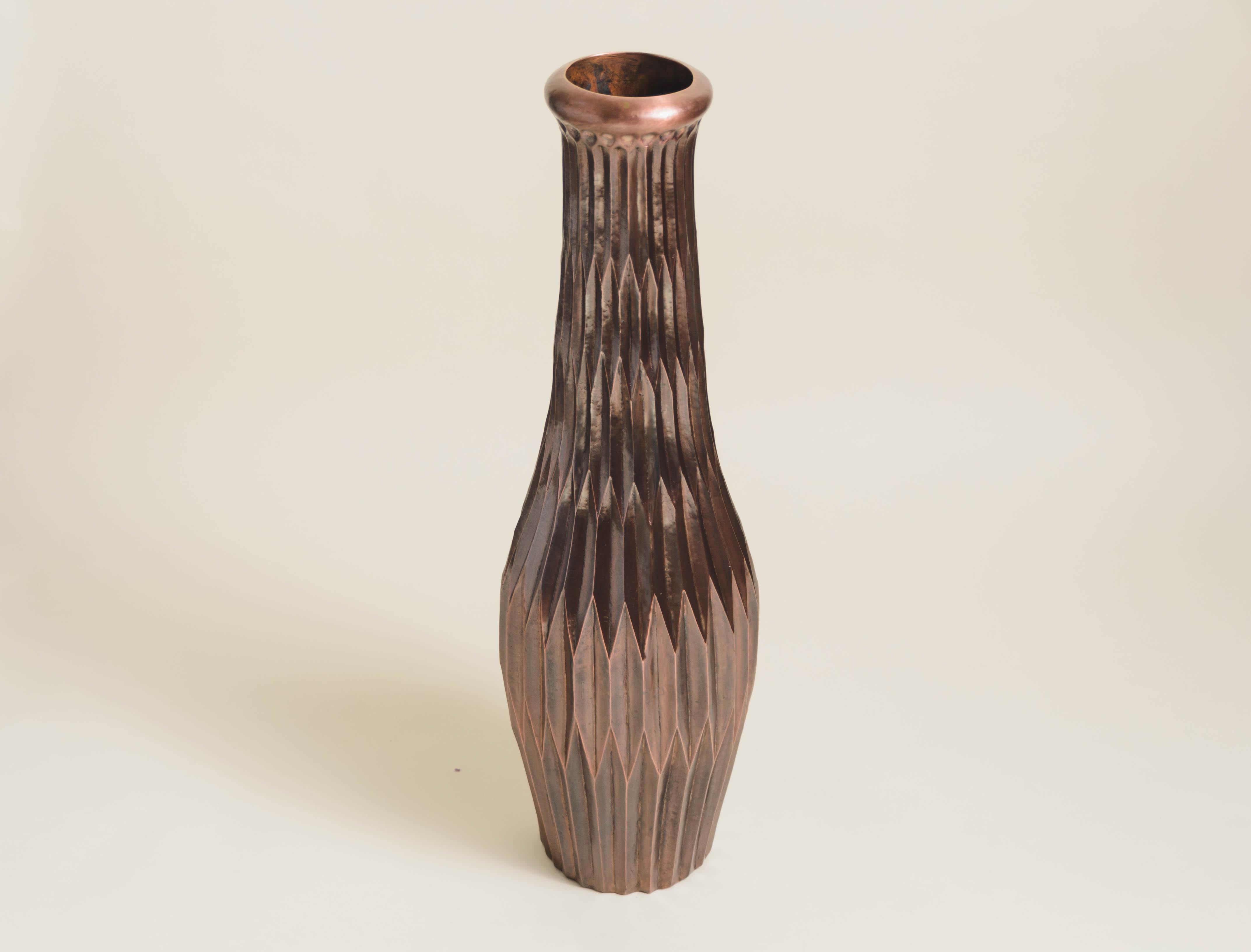 Hohe Laterne Design Vase
Antik-Kupfer
Hand Repoussé
Zeitgenössisch
Limitierte Auflage
Dieses MATERIAL wird mit der Zeit Patina ansetzen. Jedes Stück wird individuell angefertigt und ist einzigartig.

Repoussé ist die traditionelle Kunst, ein