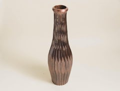 Zeitgenössische Vase mit Laternenmotiv in Antikkupfer von Robert Kuo (Repoussé)