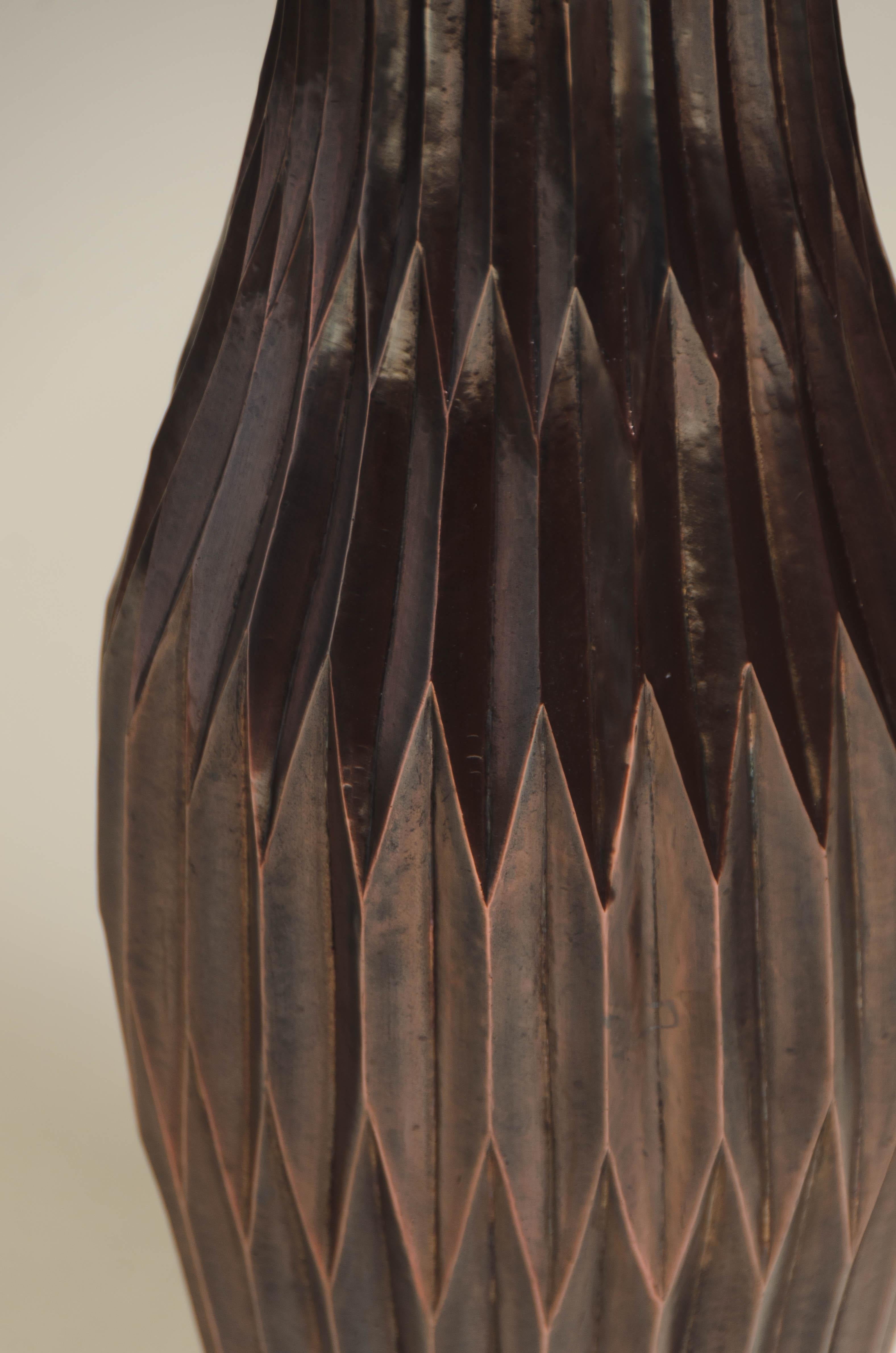 Zeitgenössische Vase mit Laternenmotiv in Antikkupfer von Robert Kuo (Repoussé) (Moderne der Mitte des Jahrhunderts) im Angebot