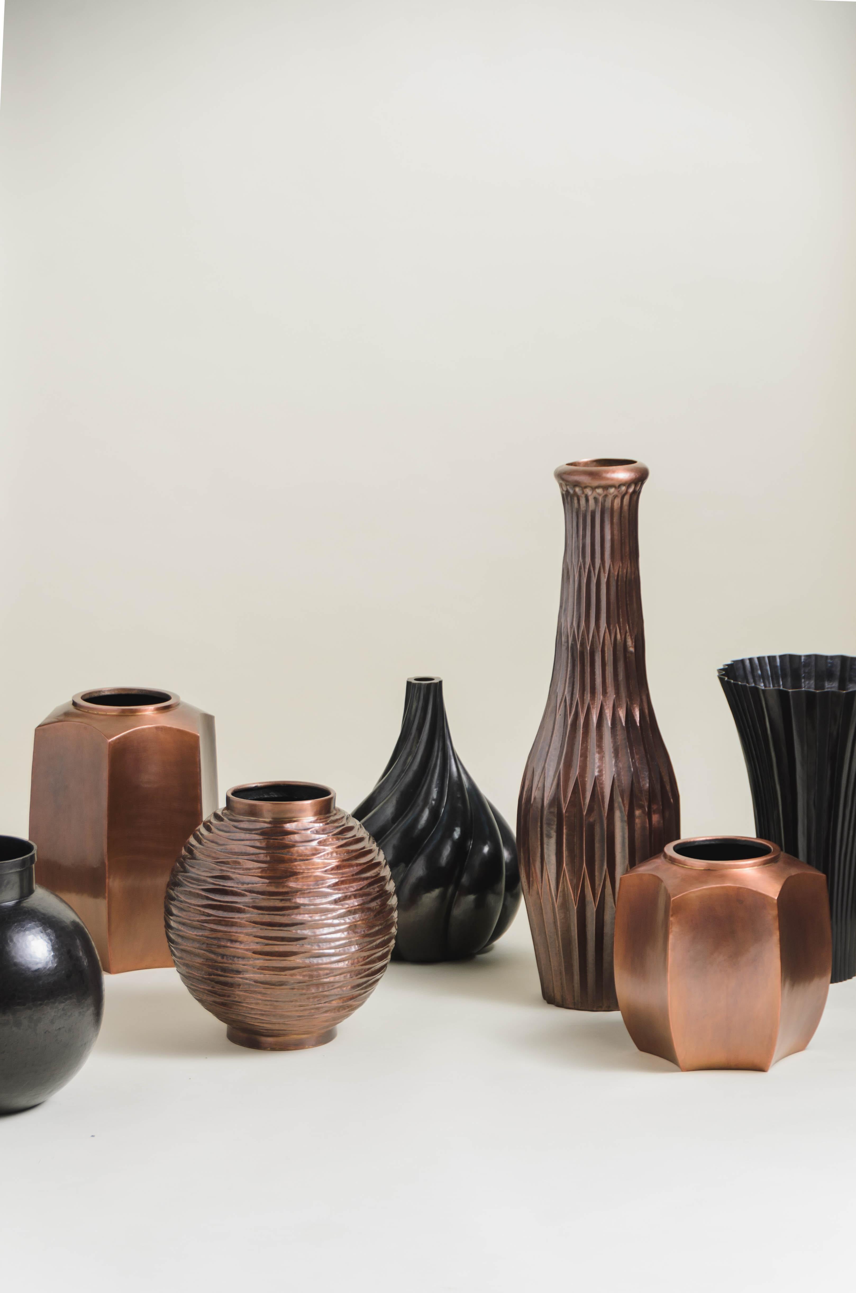 Zeitgenössische Vase mit Laternenmotiv in Antikkupfer von Robert Kuo (Repoussé) im Zustand „Neu“ im Angebot in Los Angeles, CA