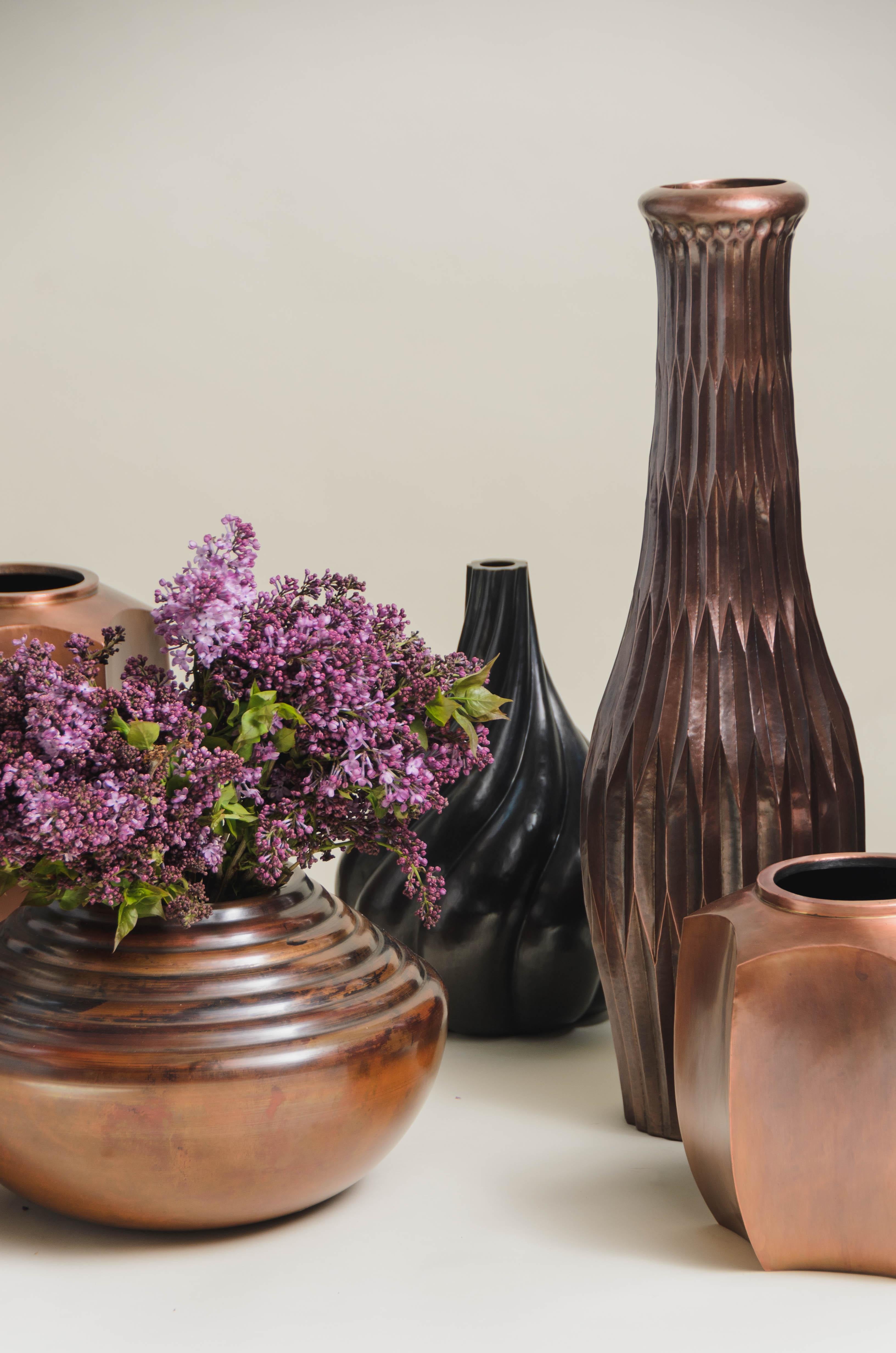 Zeitgenössische Vase mit Laternenmotiv in Antikkupfer von Robert Kuo (Repoussé) (21. Jahrhundert und zeitgenössisch) im Angebot