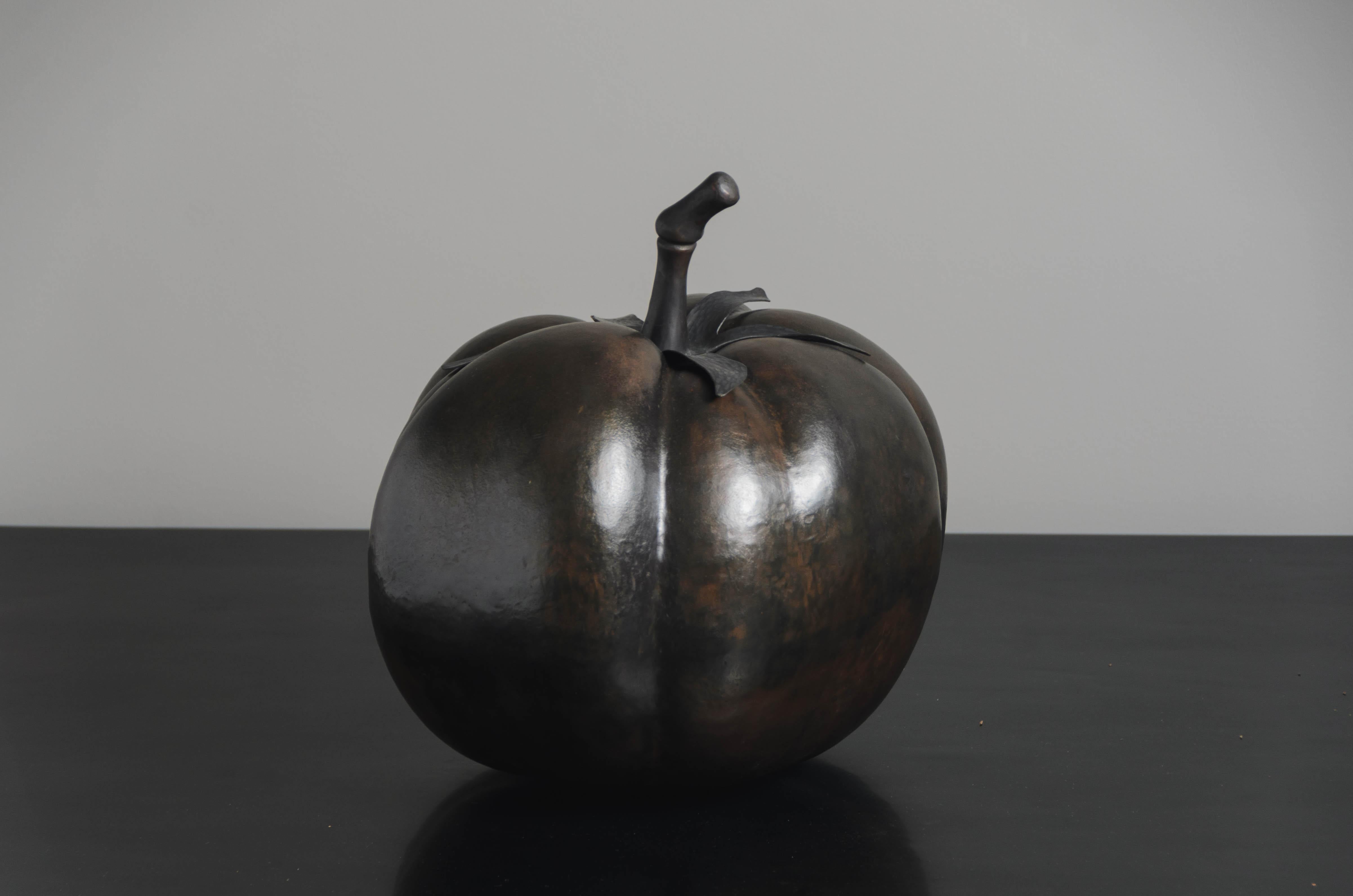 Zeitgenössische Repousse- Tomaten-Skulptur aus dunklem antikem Kupfer von Robert Kuo (Moderne) im Angebot