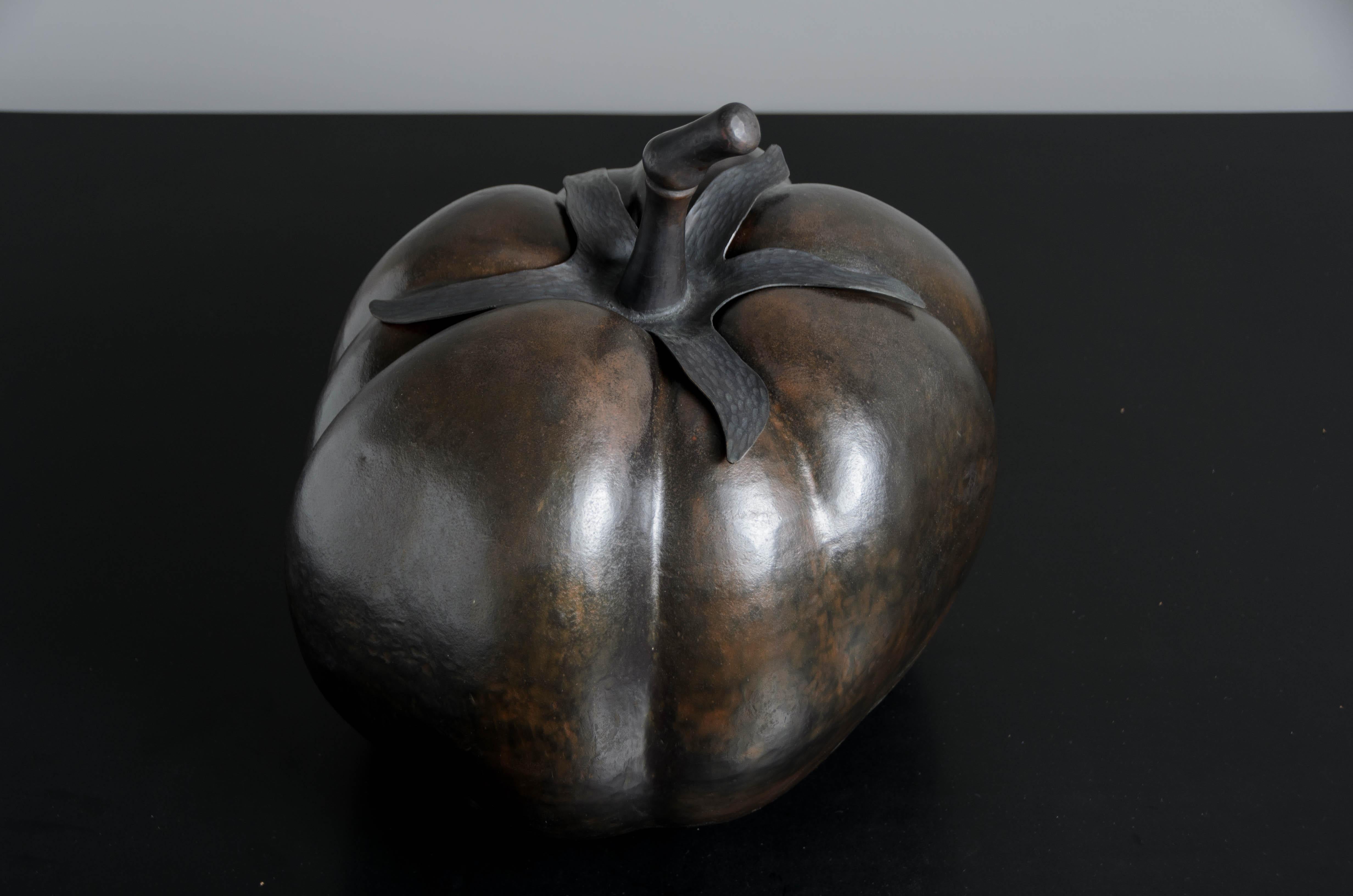 Zeitgenössische Repousse- Tomaten-Skulptur aus dunklem antikem Kupfer von Robert Kuo (Repoussé) im Angebot