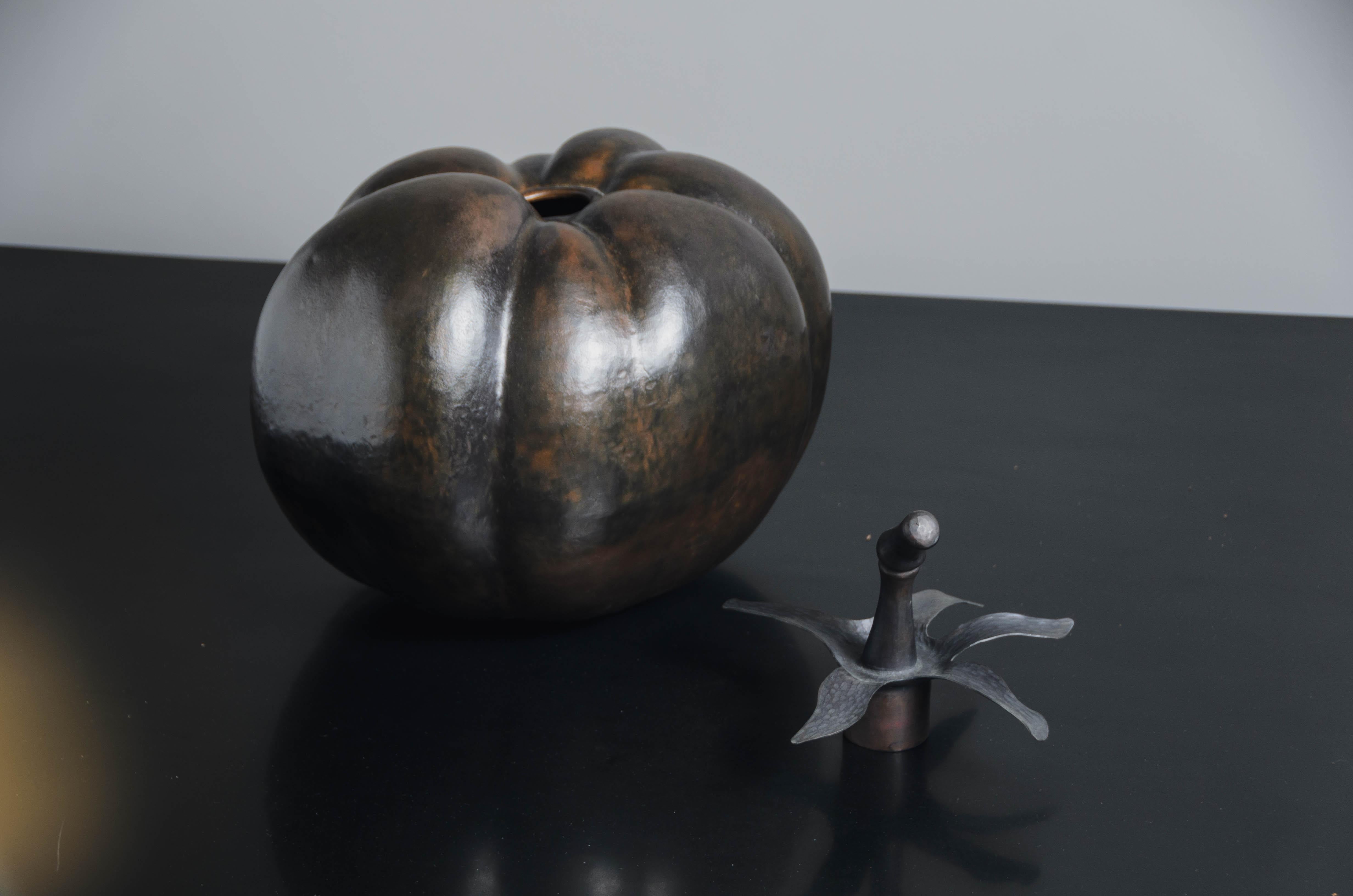 Zeitgenössische Repousse- Tomaten-Skulptur aus dunklem antikem Kupfer von Robert Kuo im Angebot 1