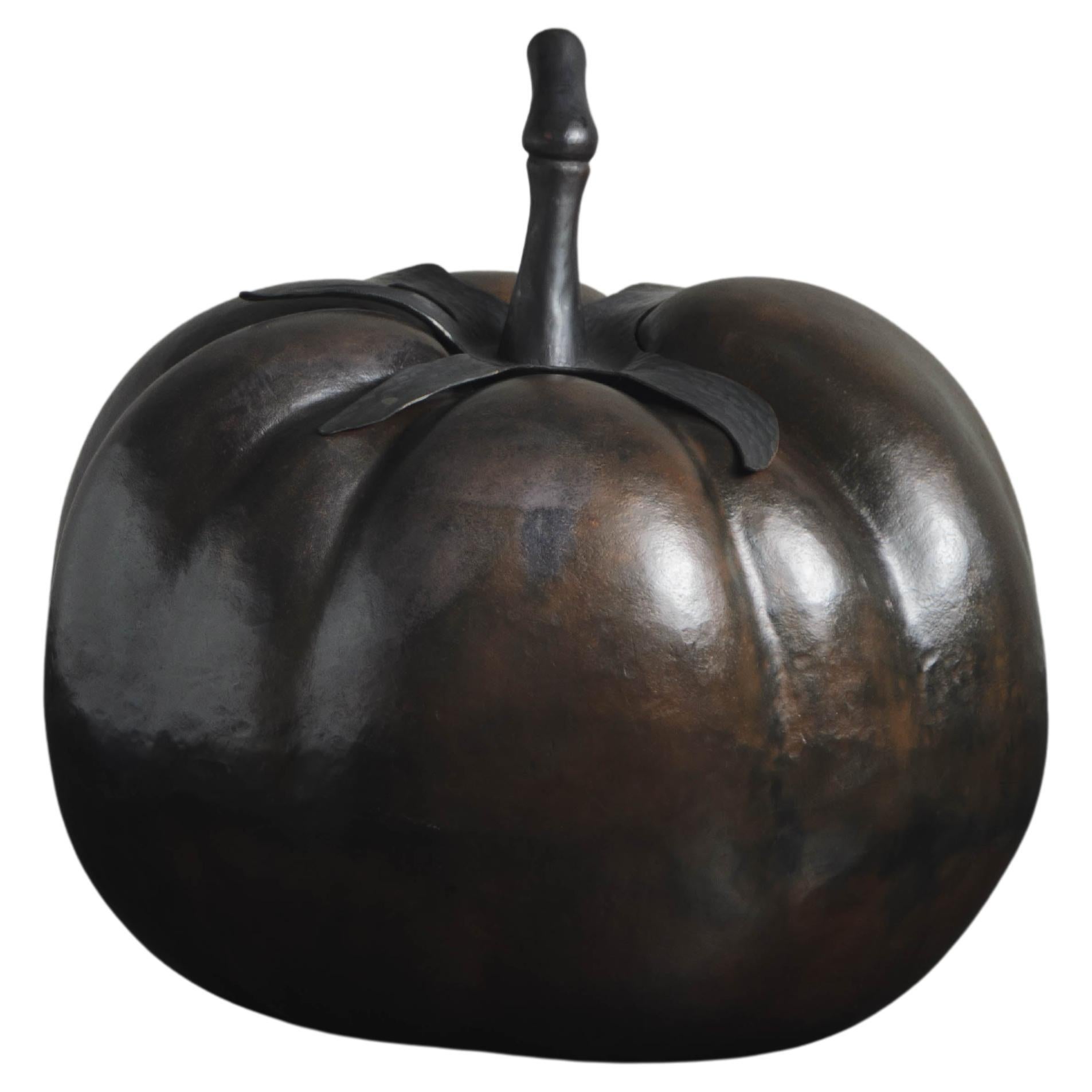 Zeitgenössische Repousse- Tomaten-Skulptur aus dunklem antikem Kupfer von Robert Kuo im Angebot