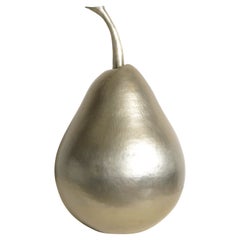 Scultura contemporanea di pera in bronzo bianco Repoussé di Robert Kuo, in edizione limitata
