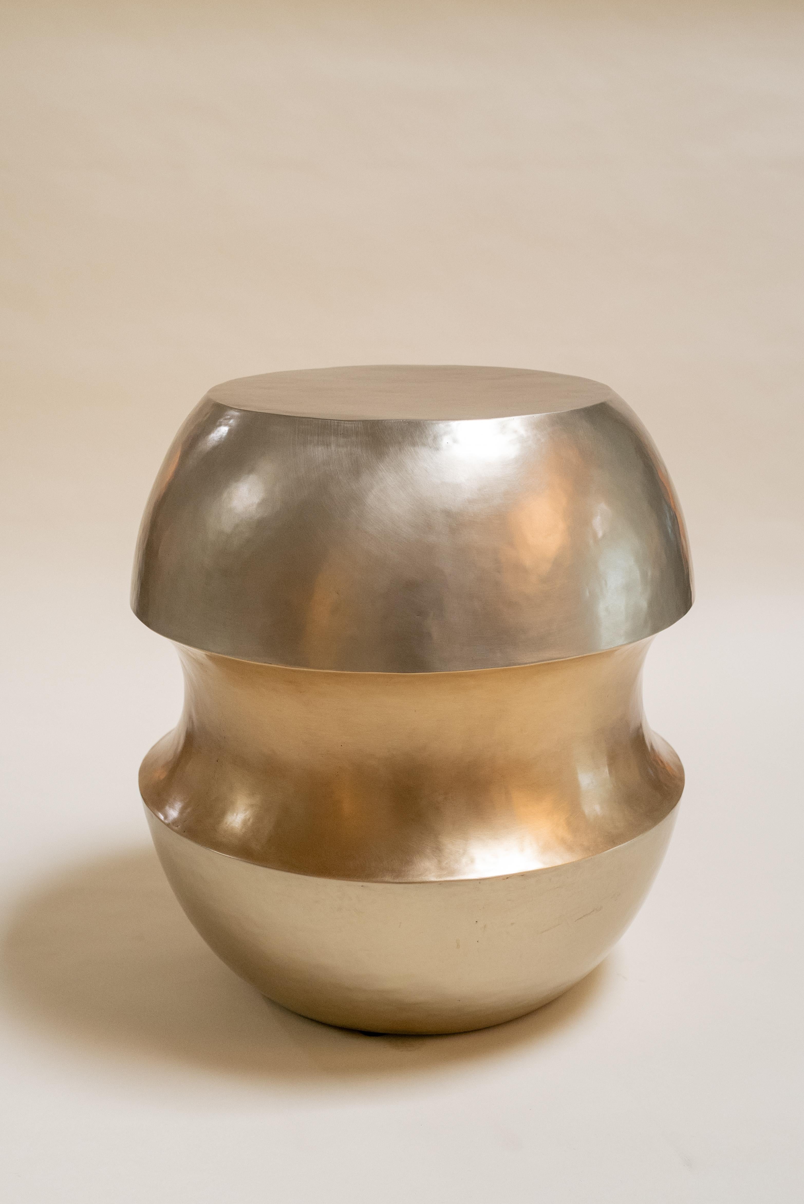 Zong Trommelhocker
Weiße Bronze
Messing
Hand Repoussé
Limitierte Auflage
 Weißbronze oben und unten
Messing-Zentrum

Repoussé ist die traditionelle Kunst, ein dekoratives Relief von Hand auf ein Blech zu hämmern. Die Technik entstand um 800 v. Chr.