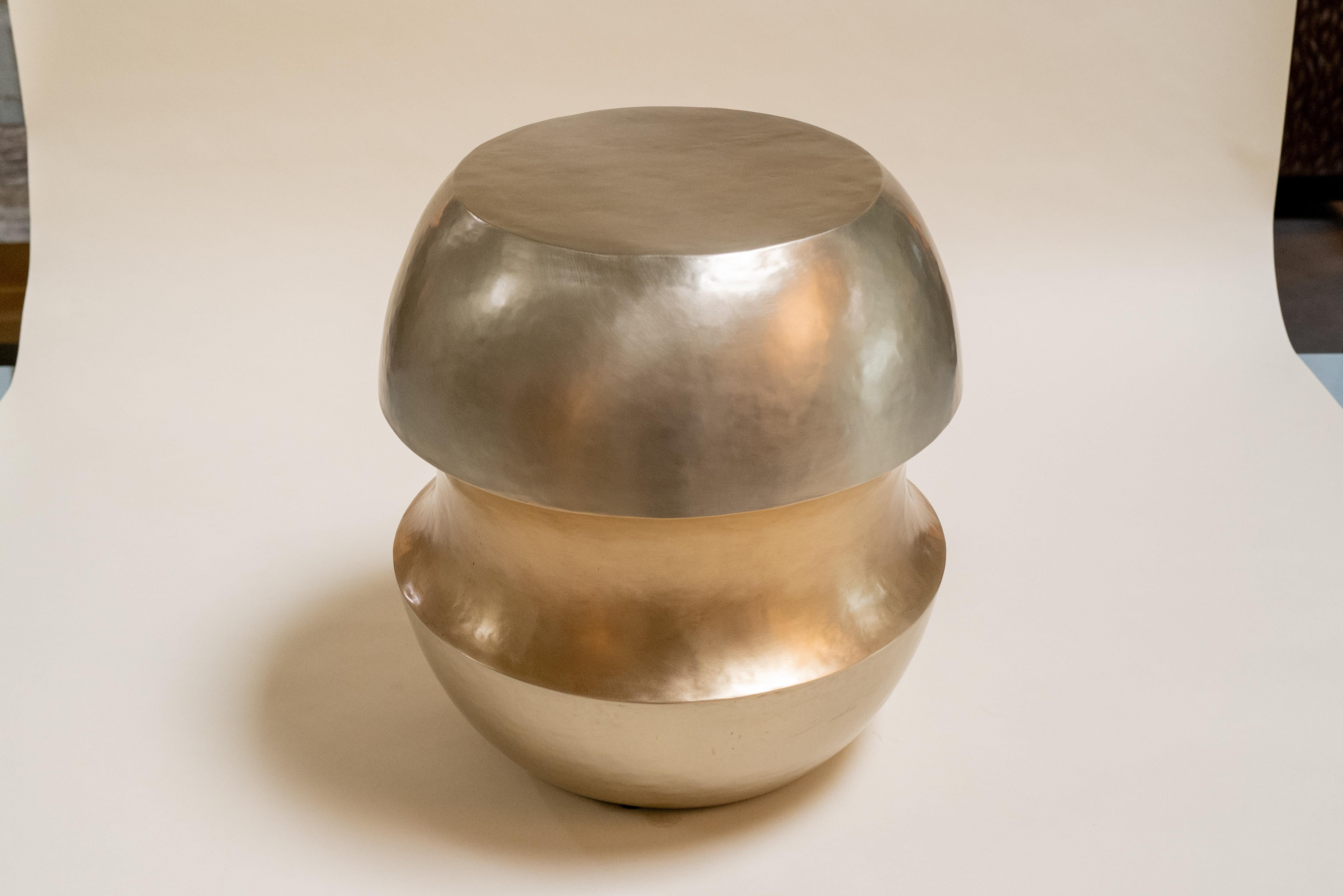 Zeitgenössischer trommelhocker Zong aus weißer bronze und messing von Robert Kuo (Repoussé) im Zustand „Neu“ im Angebot in Los Angeles, CA