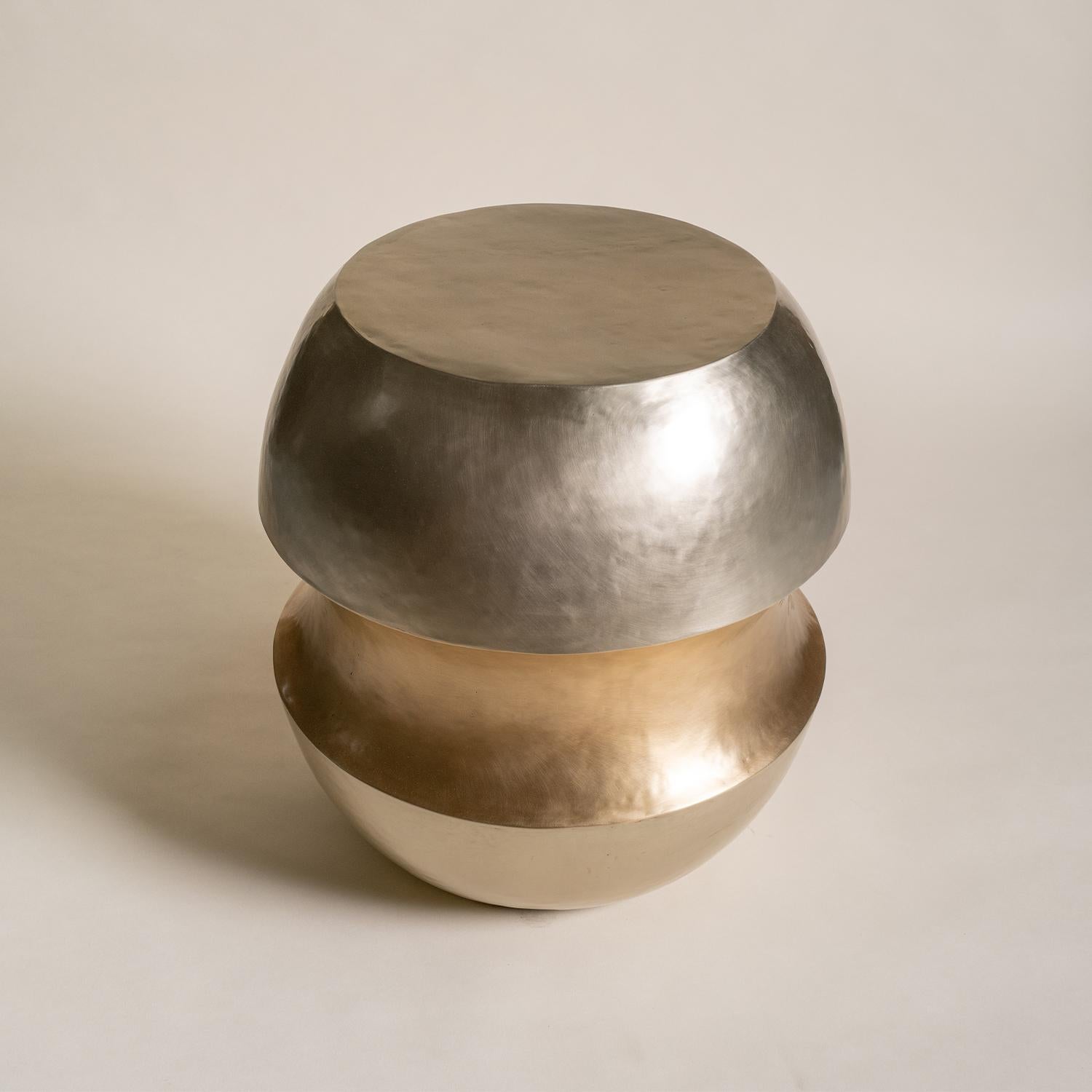 Zeitgenössischer trommelhocker Zong aus weißer bronze und messing von Robert Kuo (Repoussé) (21. Jahrhundert und zeitgenössisch) im Angebot