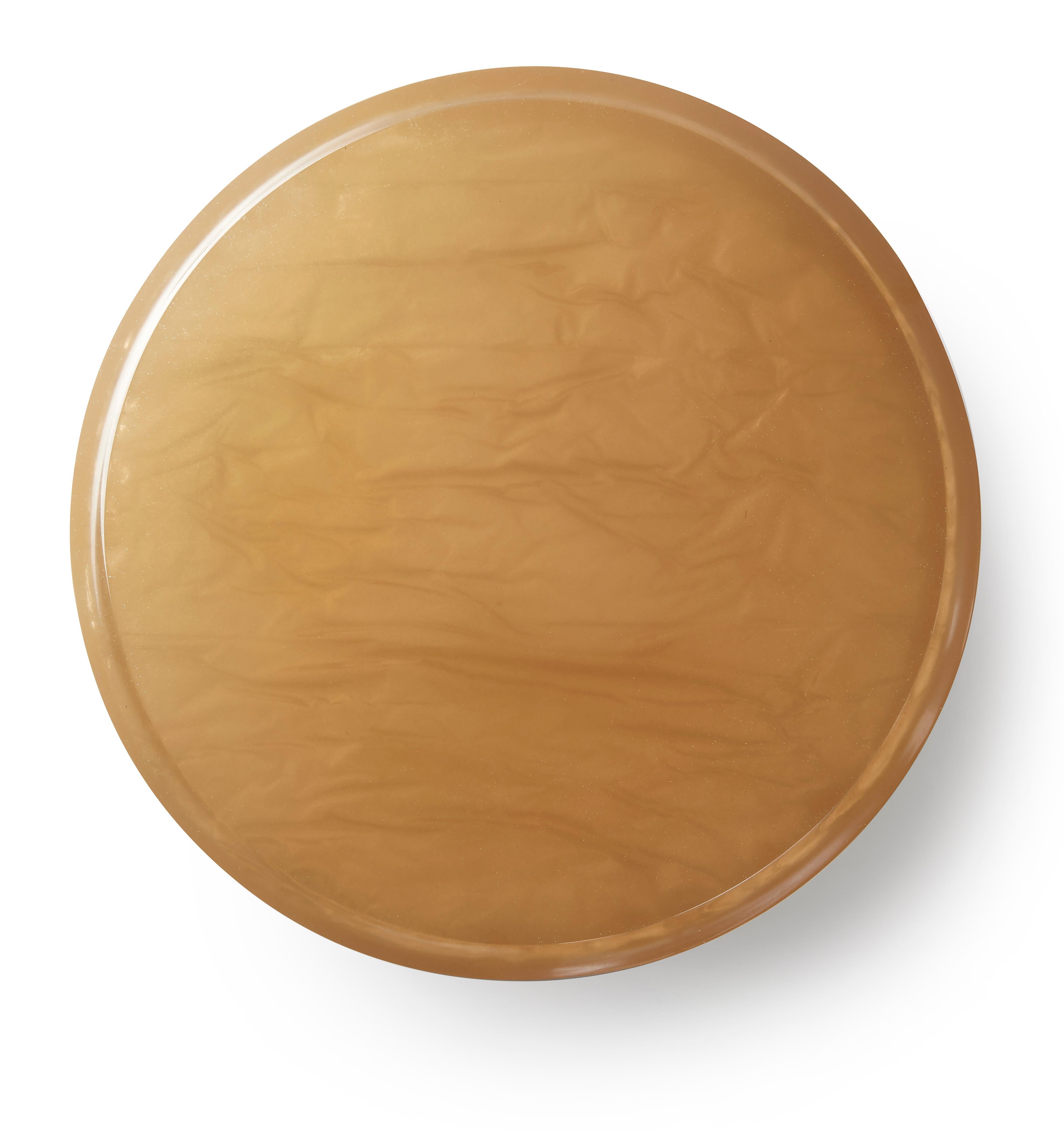 Inspirées par la texture complexe d'une lampe chérie des années 1970, ces tables sculpturales sont fabriquées en éco-résine colorée. La résine possède de nombreuses qualités souhaitables : elle est facilement modelable, plus agréable au toucher que