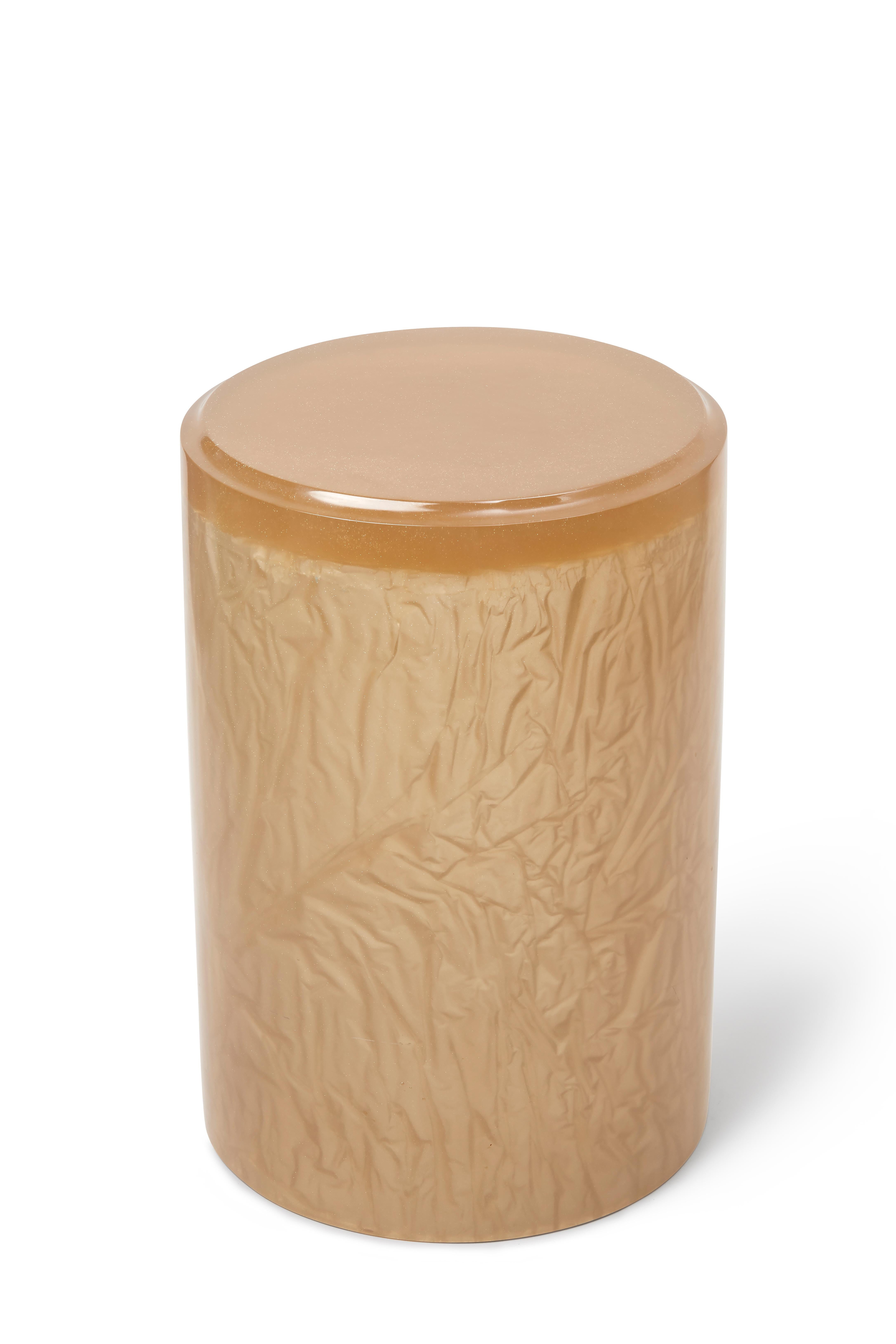Moulage Table d'appoint ou tabouret contemporain en résine d'or par Natalie Tredgett en vente