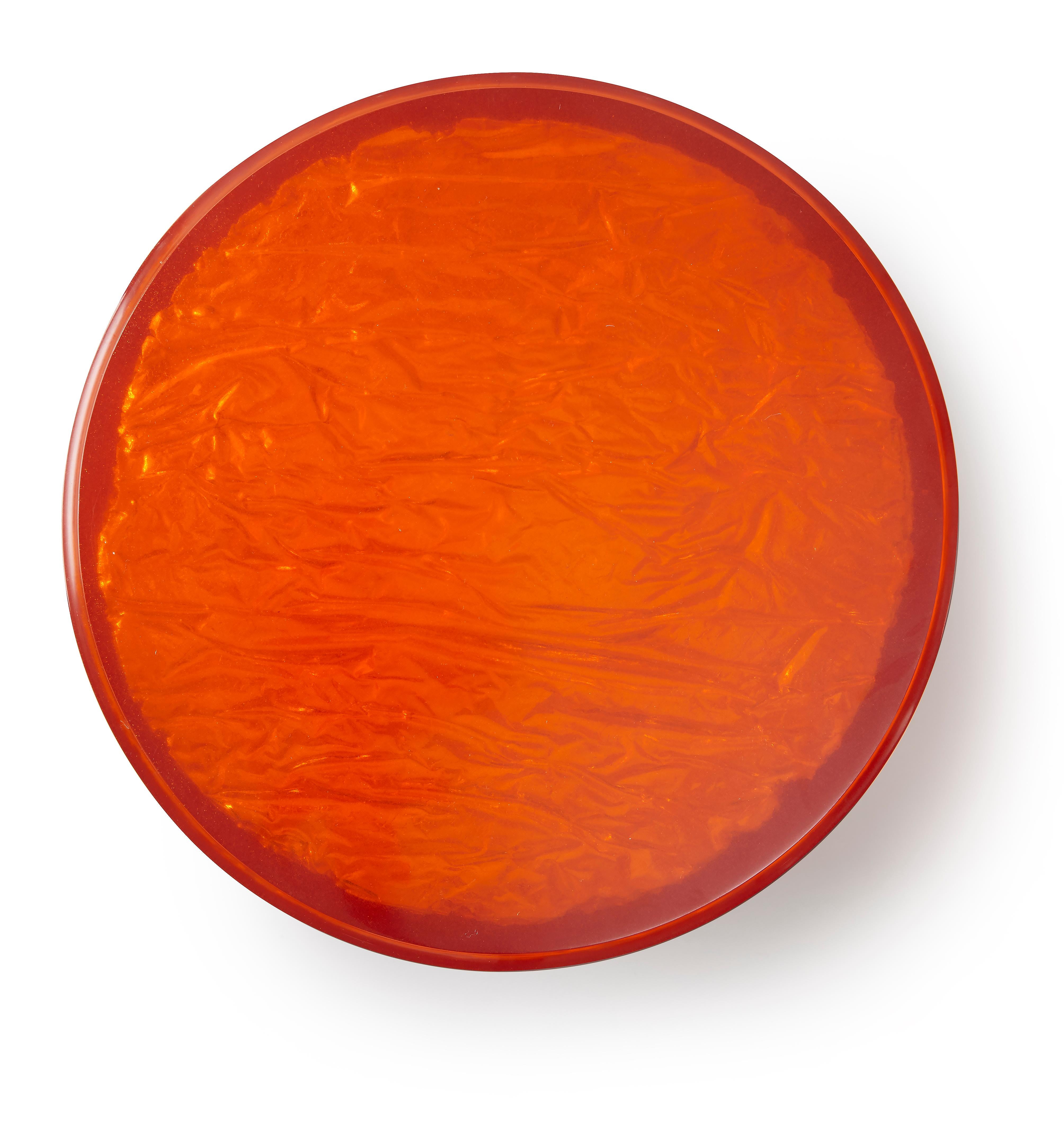 Diese skulpturalen Tische aus gefärbtem Öko-Harz sind von der komplizierten Textur einer geschätzten Lampe aus den 1970er Jahren inspiriert. Harz hat viele wünschenswerte Eigenschaften: Es lässt sich leicht formen, fühlt sich angenehmer an als Glas,