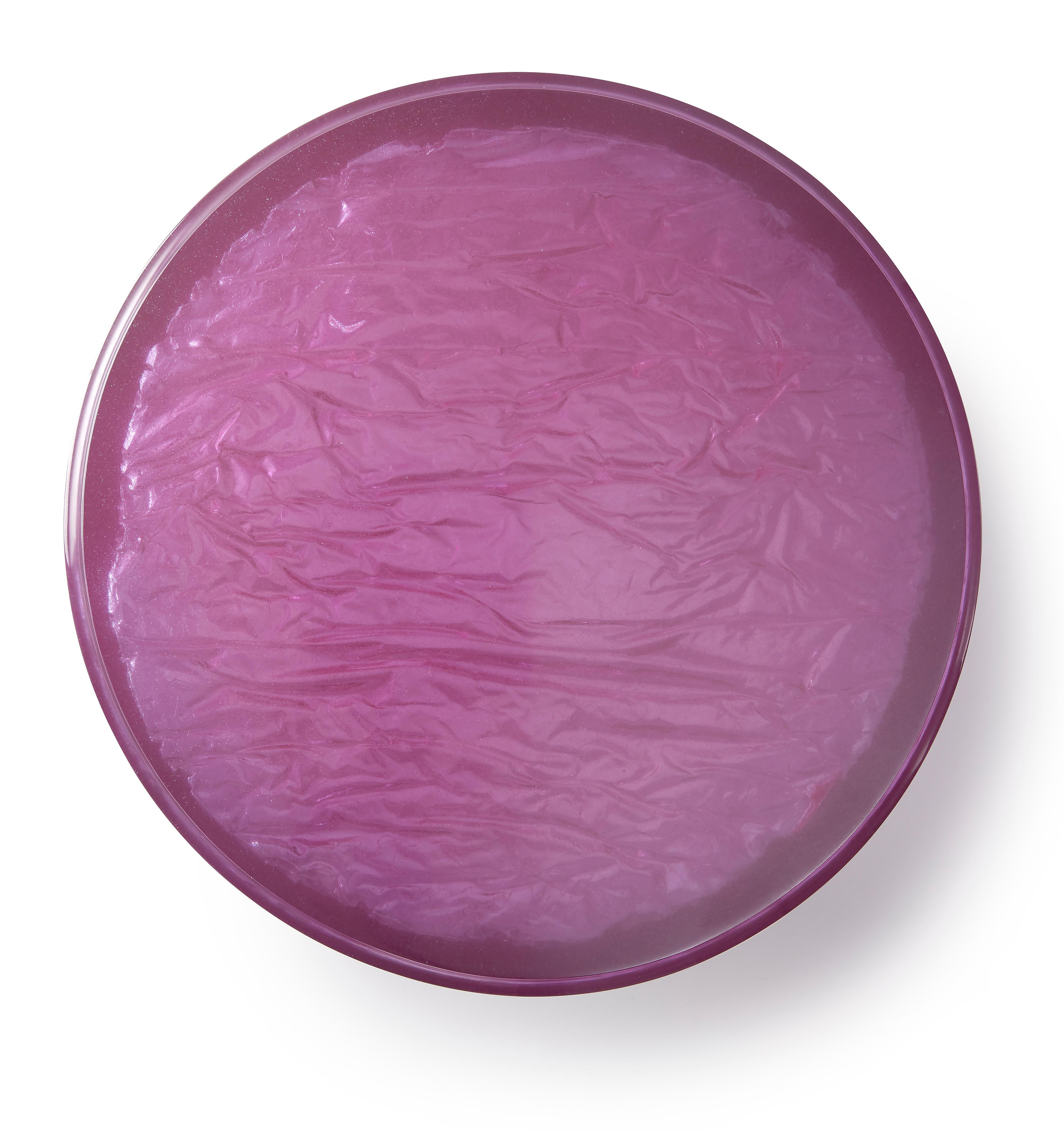 Inspirées par la texture complexe d'une lampe chérie des années 1970, ces tables sculpturales sont fabriquées en éco-résine colorée. La résine possède de nombreuses qualités souhaitables : elle est facilement modelable, plus agréable au toucher que