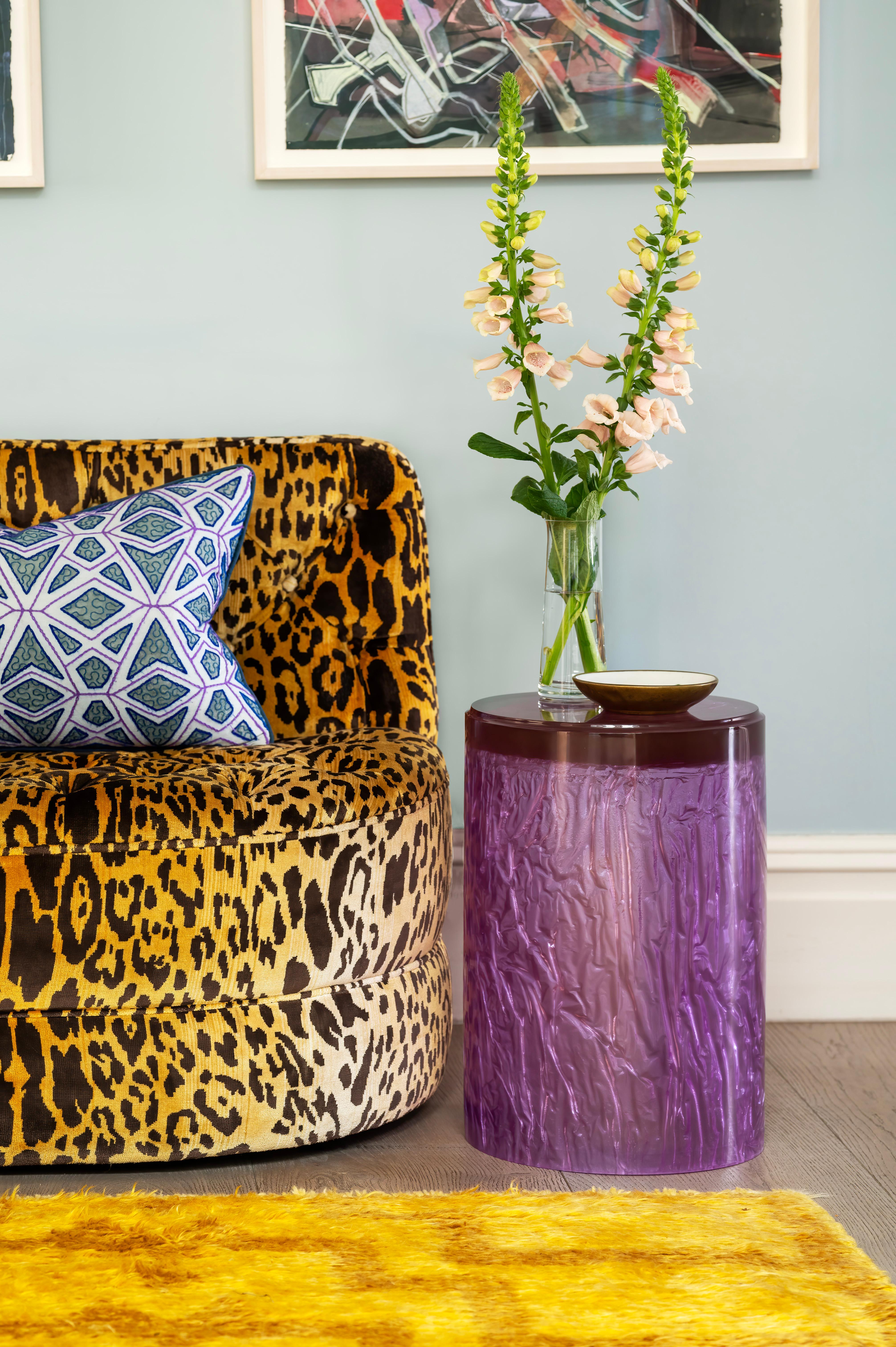 Britannique Table d'appoint ou tabouret contemporain en résine acrylique mauve pourpre par Natalie Tredgett en vente