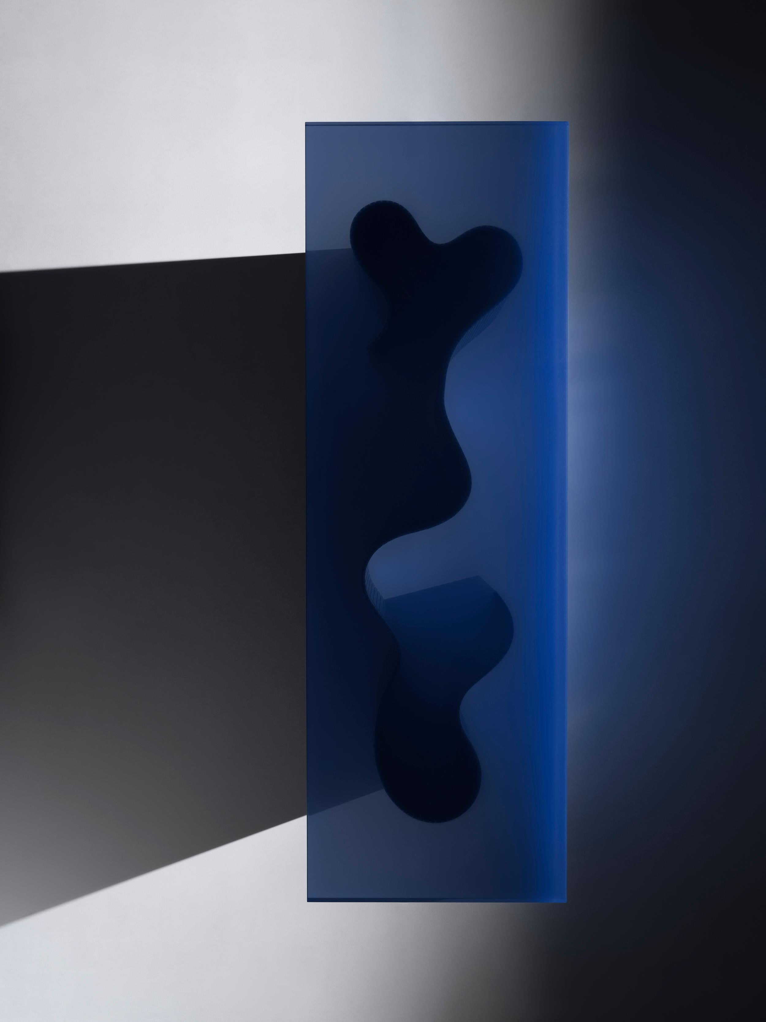 Contemporary Couchtisch aus Kunstharz, Tisch mit blauem poliertem Rückgrat, von Erik Olovsson (Postmoderne) im Angebot