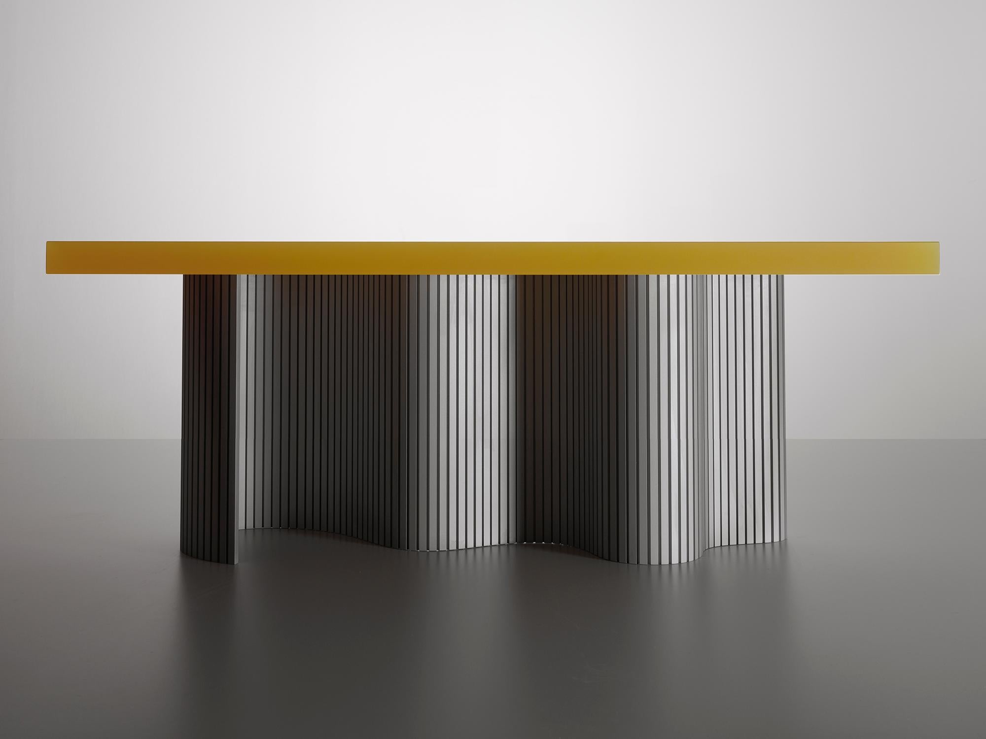 Moderne Table basse contemporaine en résine:: Yellow Spine Table:: par Erik Olovsson en vente
