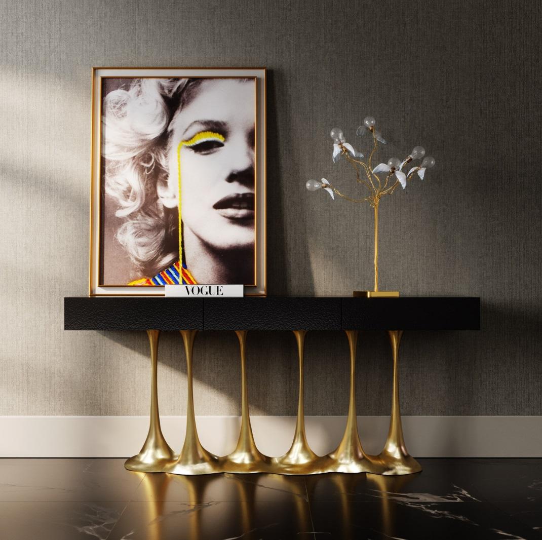 Un mueble llamativo con un diseño especial y con clase. La consola tiene tres cajones para un amplio almacenamiento. La parte superior de la consola es de color negro brillante con una textura única, que le da un aspecto moderno y elegante.

La base