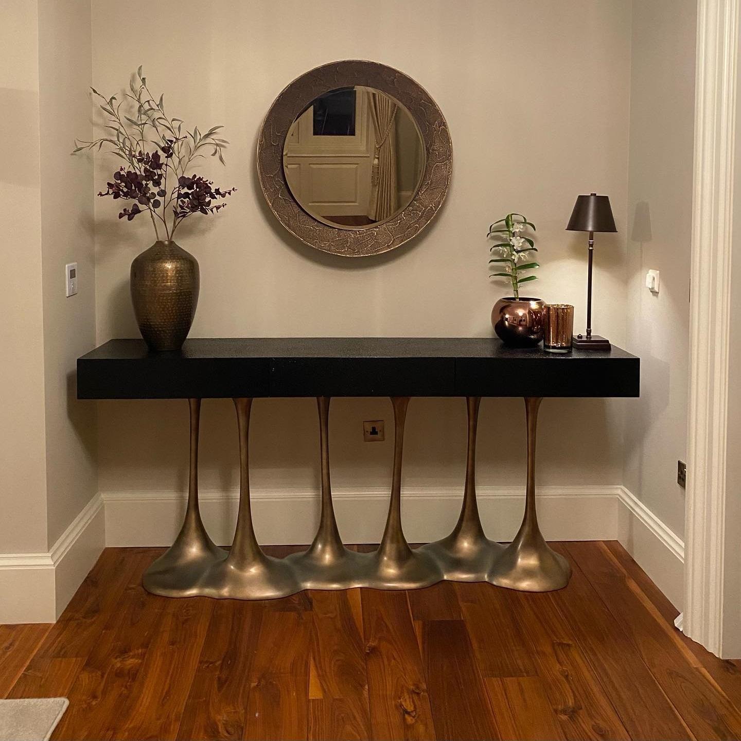 Consola Contemporánea De Resina Con Tapa De Madera Siglo XXI y contemporáneo en venta