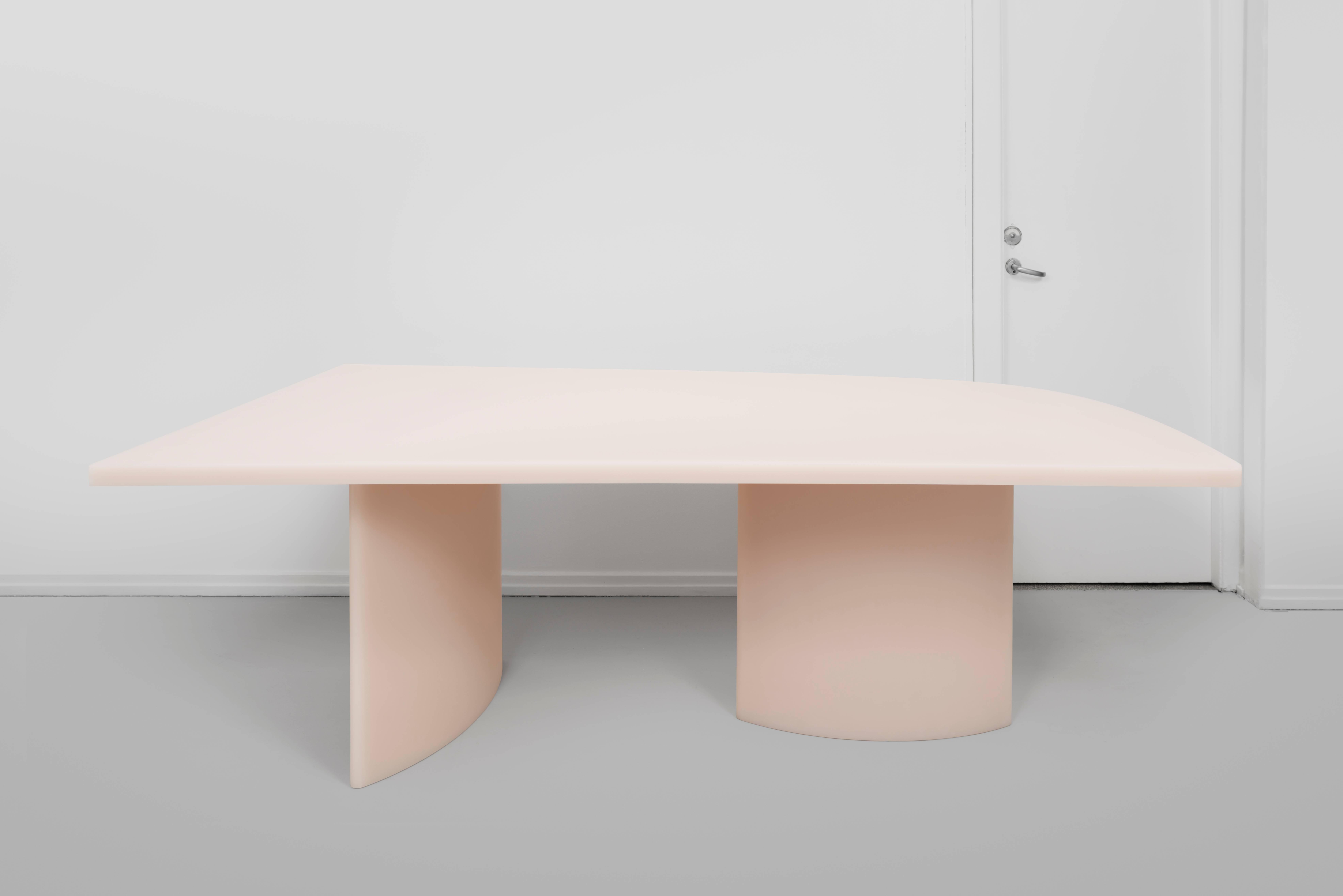 Devenue un classique du design contemporain, la table Soap blanc cassé de Sabine Marcelis, dévoilée pour la première fois à Nomad St Moritz 2018, constitue un cadre de dîner dynamique, mettant en scène sa résine signature à la surface mate