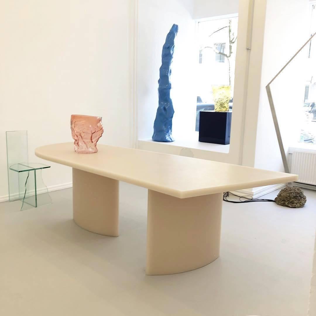 Table de salle à manger contemporaine en résine de Sabine Marcelis, Série Soap, couleur crème noix de coco Neuf - En vente à Copenhagen, DK