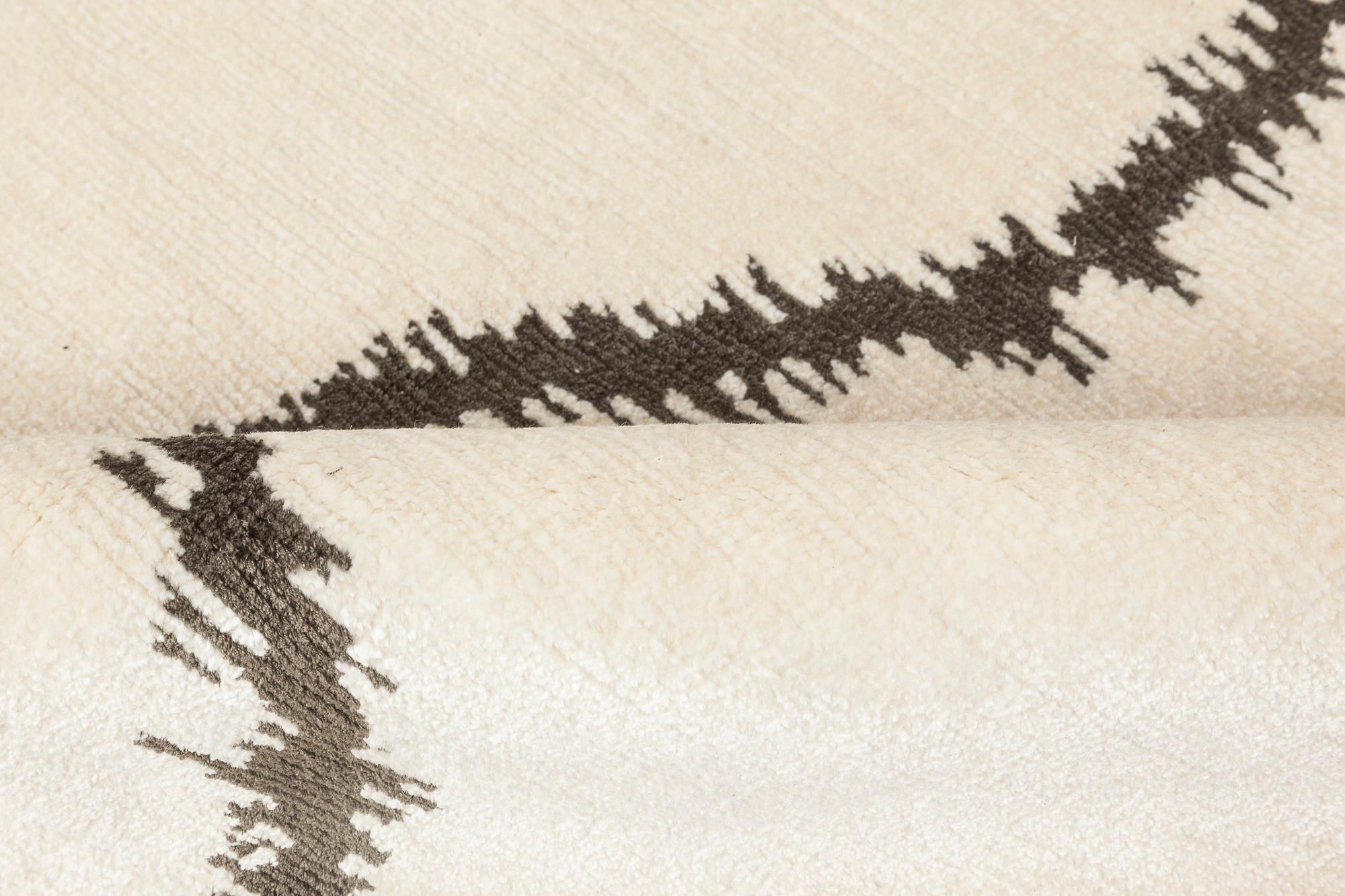 Moderne Tapis contemporain en laine blanc à motif de ruban fait à la main par Doris Leslie Blau en vente