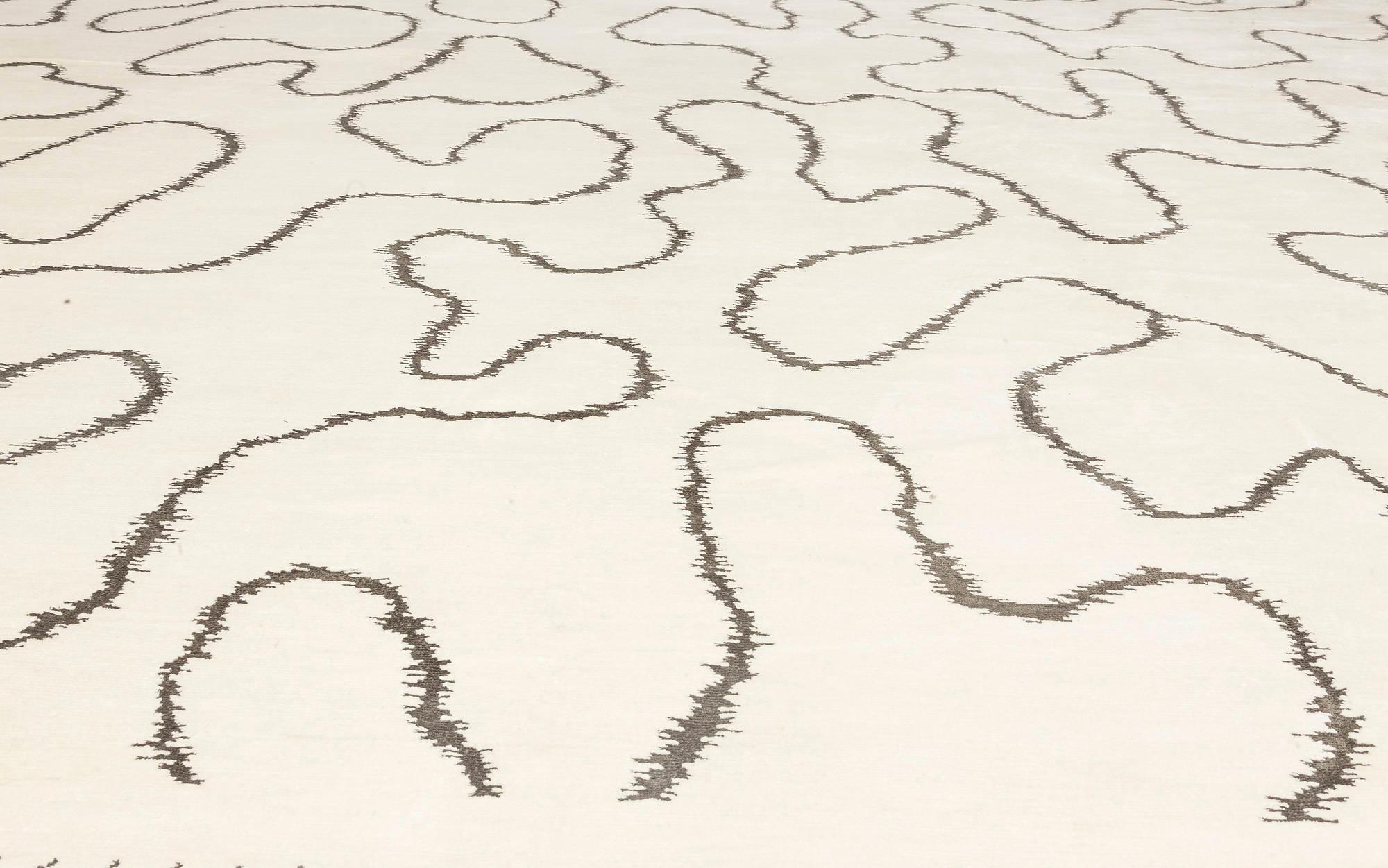 Indien Tapis contemporain en laine blanc à motif de ruban fait à la main par Doris Leslie Blau en vente