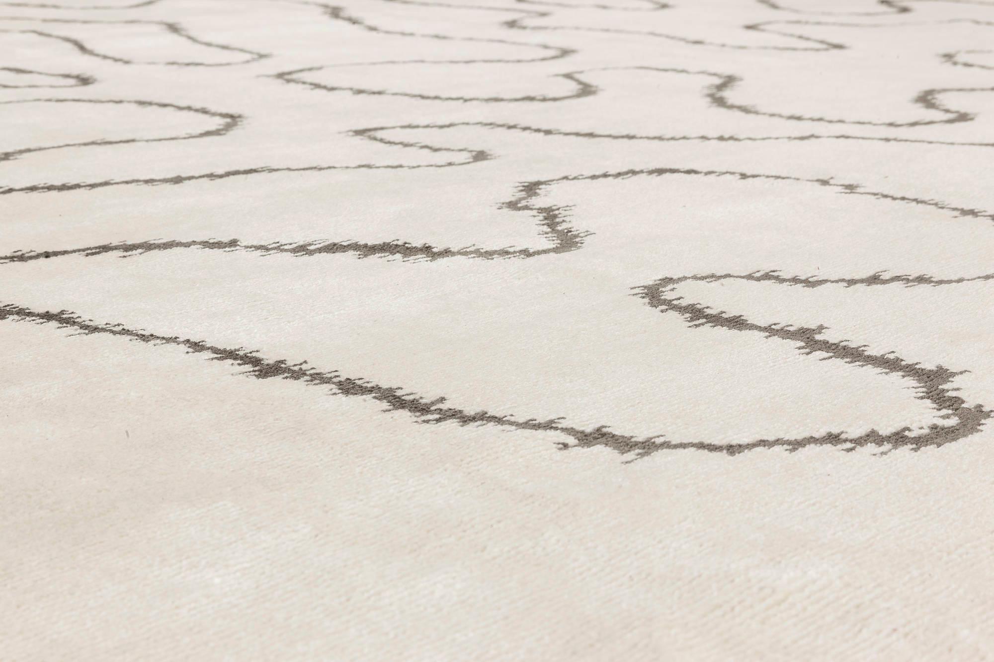 Noué à la main Tapis contemporain en laine blanc à motif de ruban fait à la main par Doris Leslie Blau en vente