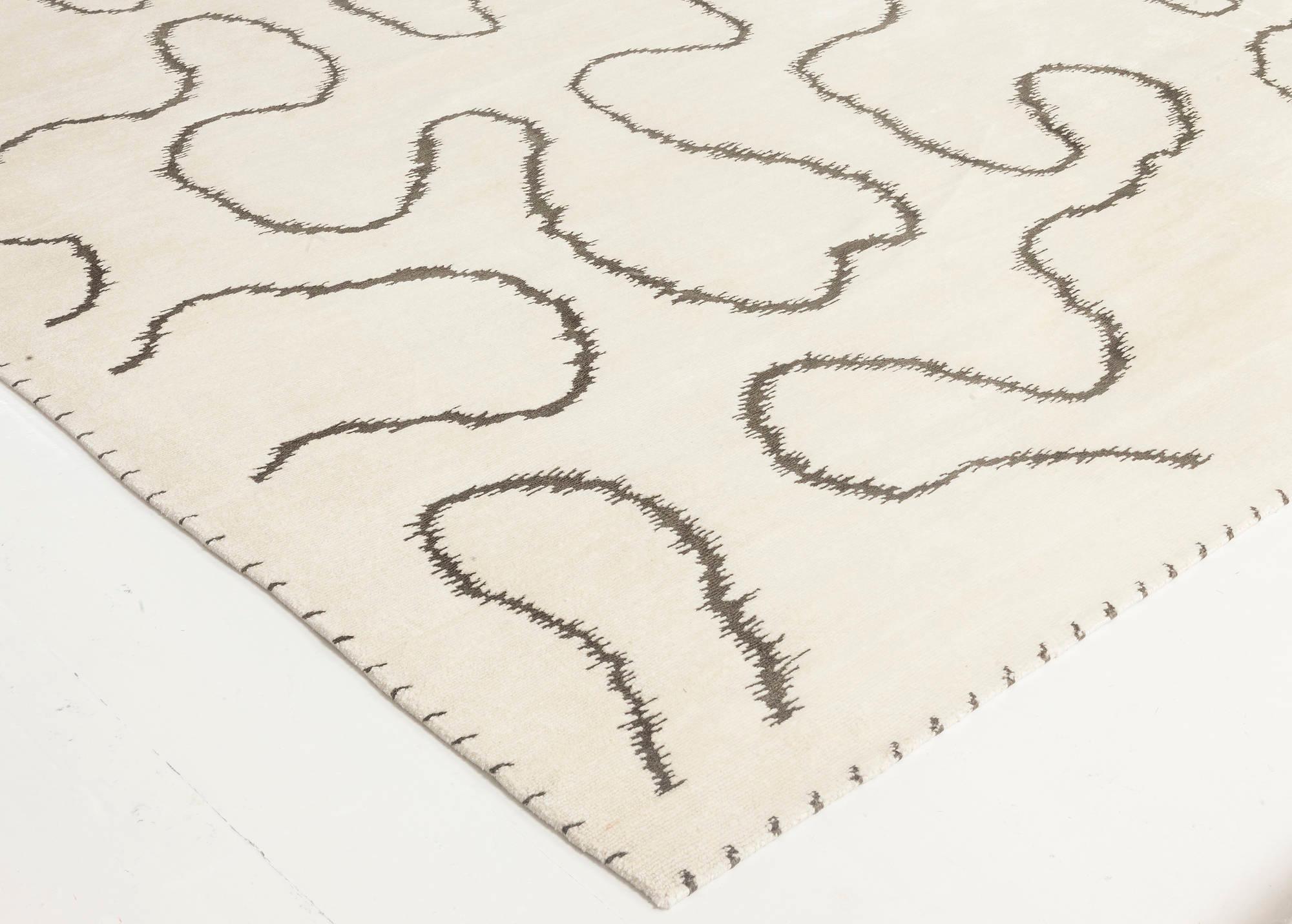 Tapis contemporain en laine blanc à motif de ruban fait à la main par Doris Leslie Blau Neuf - En vente à New York, NY