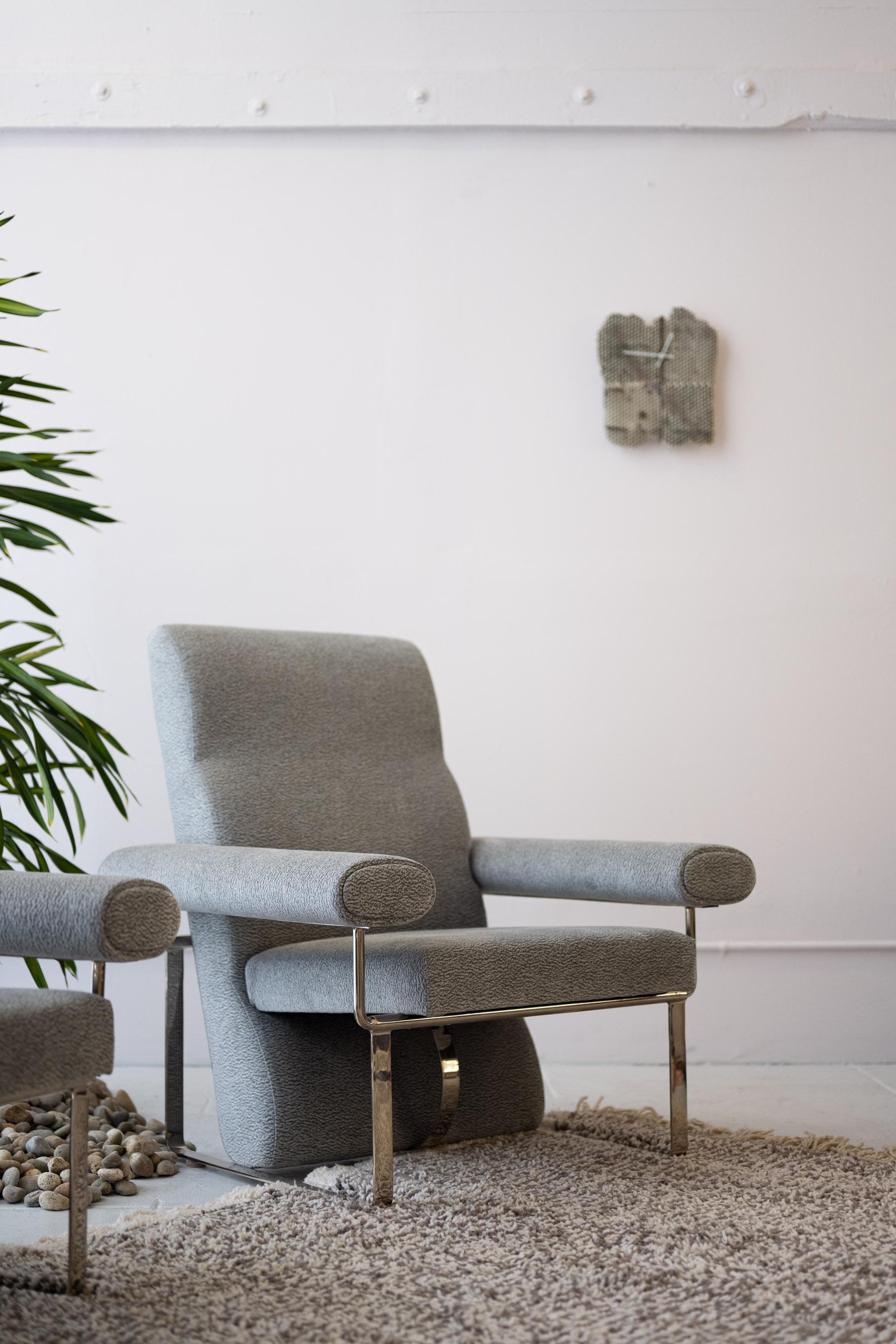 La chaise Ricard est une combinaison de différentes formes qui s'assemblent pour créer une chaise à dossier haut sculpturale et très confortable. Fabriquée à Los Angeles.