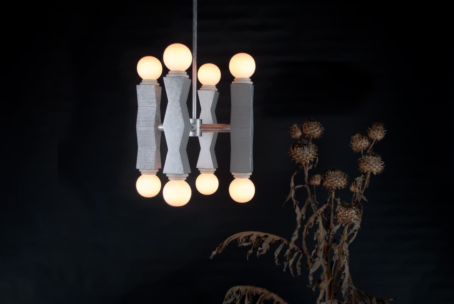 Contemporary Ridge Chandelier Light mit geometrischem Aluminium und opaler Glühbirne (21. Jahrhundert und zeitgenössisch) im Angebot