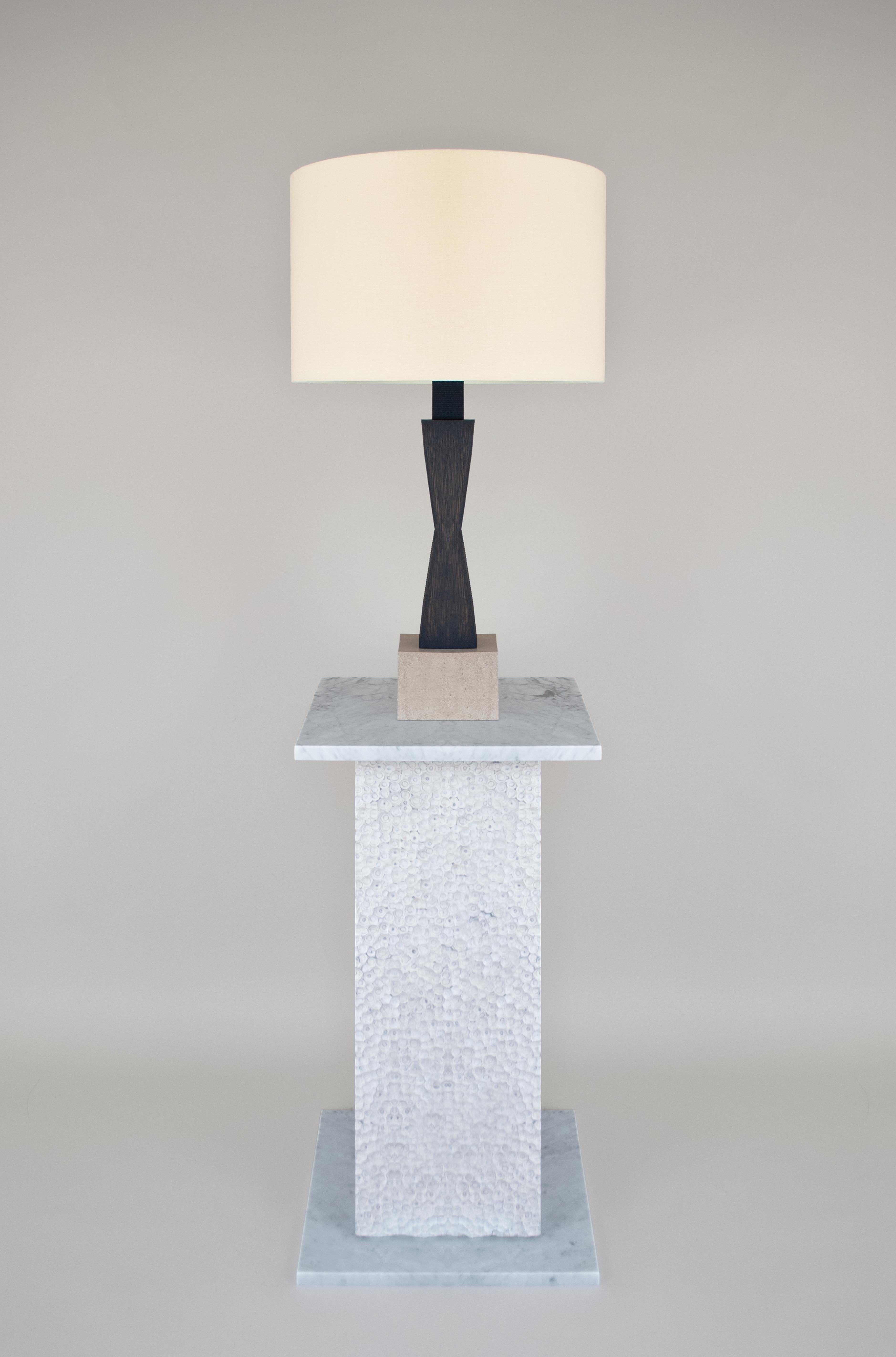 Zeitgenössische Ridge-Lampe mit geometrischem Eichenholzsockel und Leinenschirm (Moderne der Mitte des Jahrhunderts) im Angebot