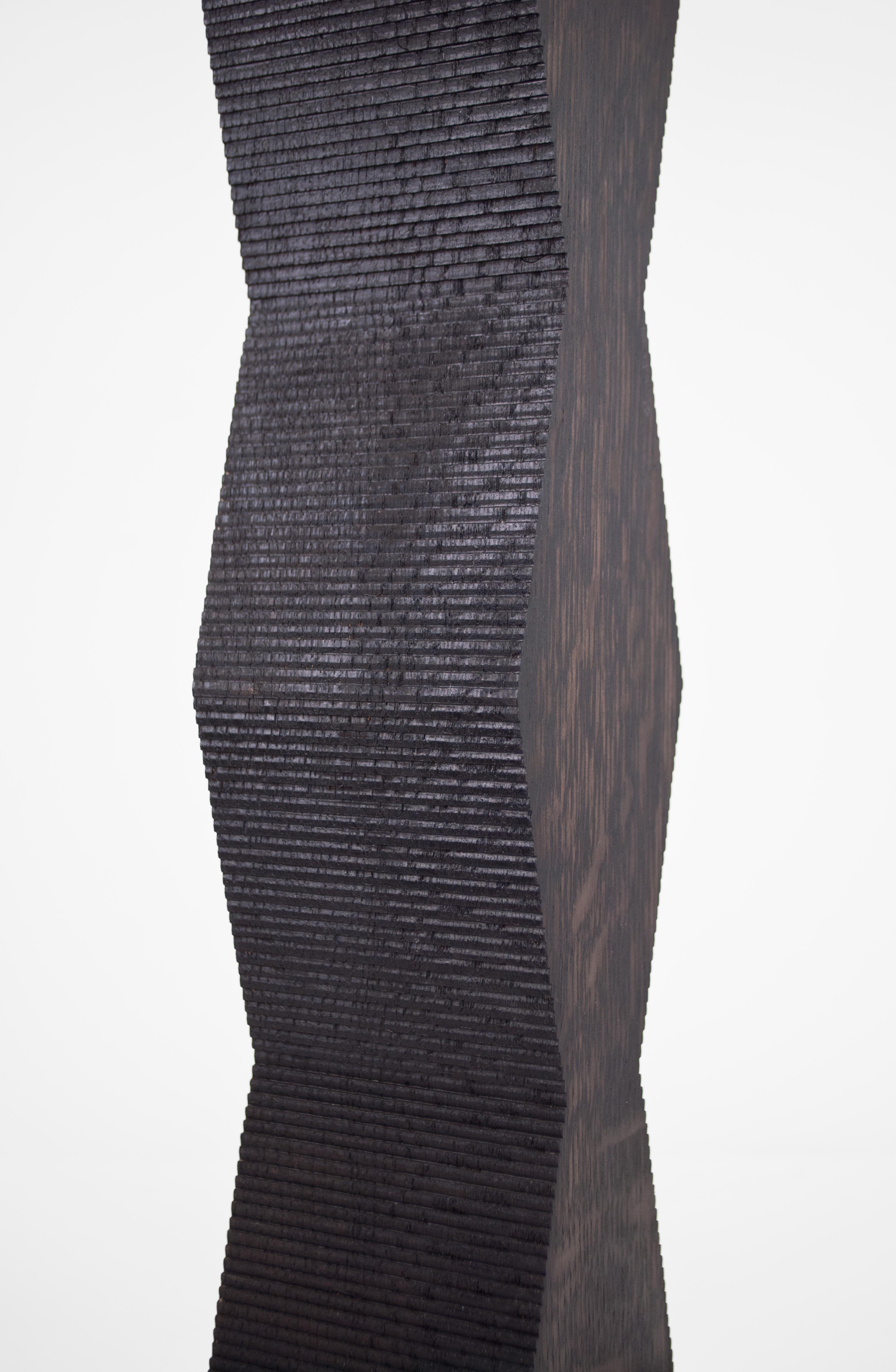 Tissage Lampe de table contemporaine Ridge - Base géométrique en chêne et pierre calcaire avec abat-jour en lin en vente