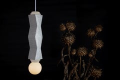 Lampe à suspension contemporaine Ridge avec ampoule à globe géométrique en aluminium et opale