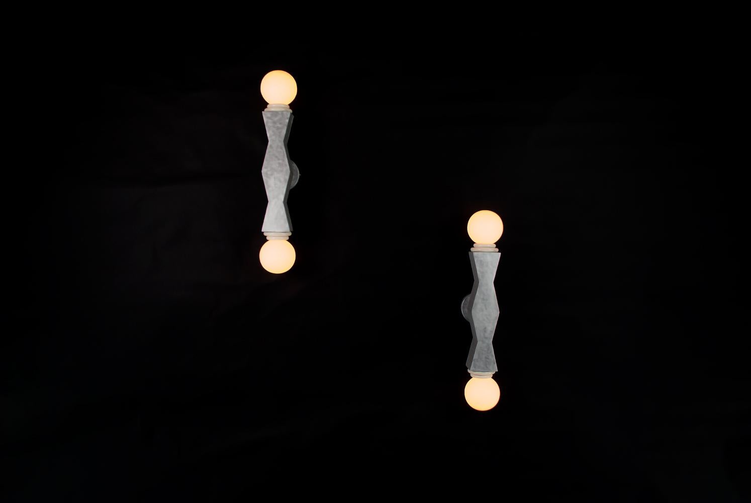 Contemporary Ridge Wall Light mit geometrischem Aluminiumgehäuse und opalen Glühbirnen (Moderne der Mitte des Jahrhunderts) im Angebot