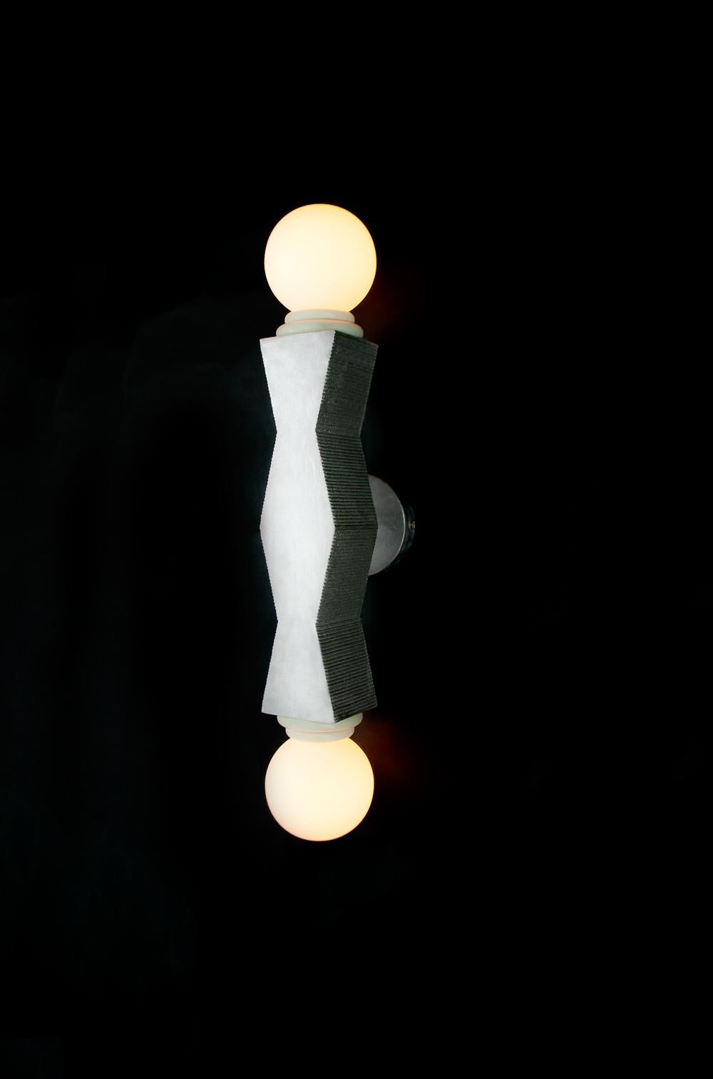 Contemporary Ridge Wall Light mit geometrischem Aluminiumgehäuse und opalen Glühbirnen (Gebürstet) im Angebot